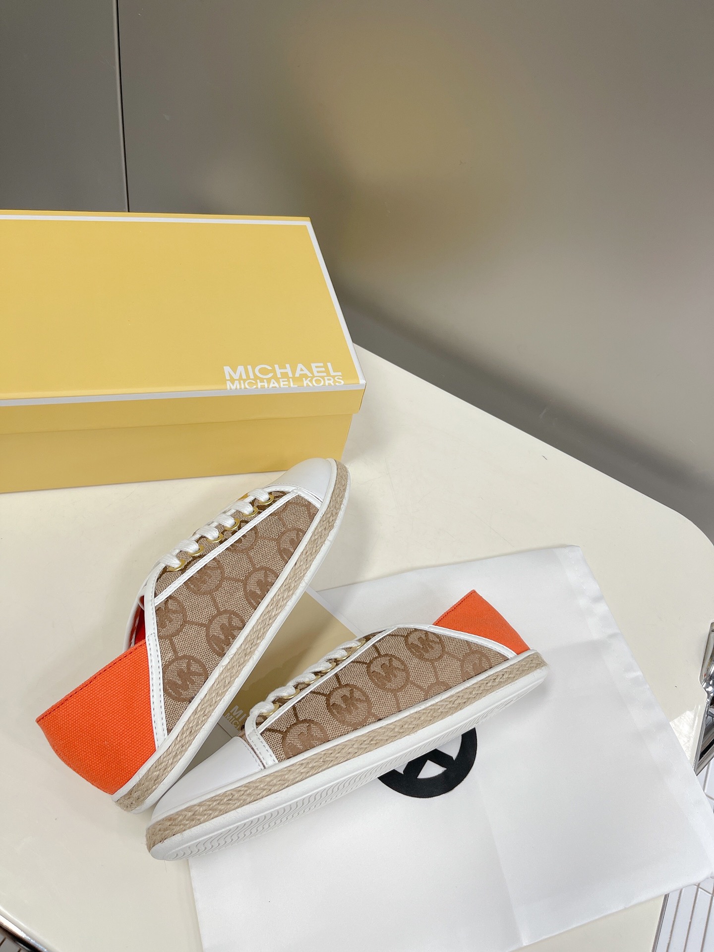 “575 Michael Kors 2022 Recreational Shoes: Net Red Grass Design with Gold Button” - 图片 4