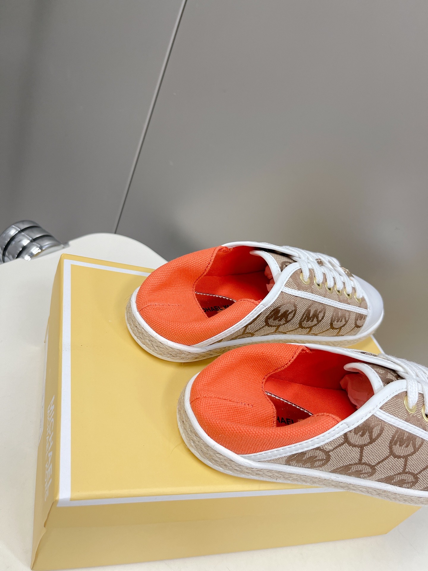 “575 Michael Kors 2022 Recreational Shoes: Net Red Grass Design with Gold Button” - 图片 9