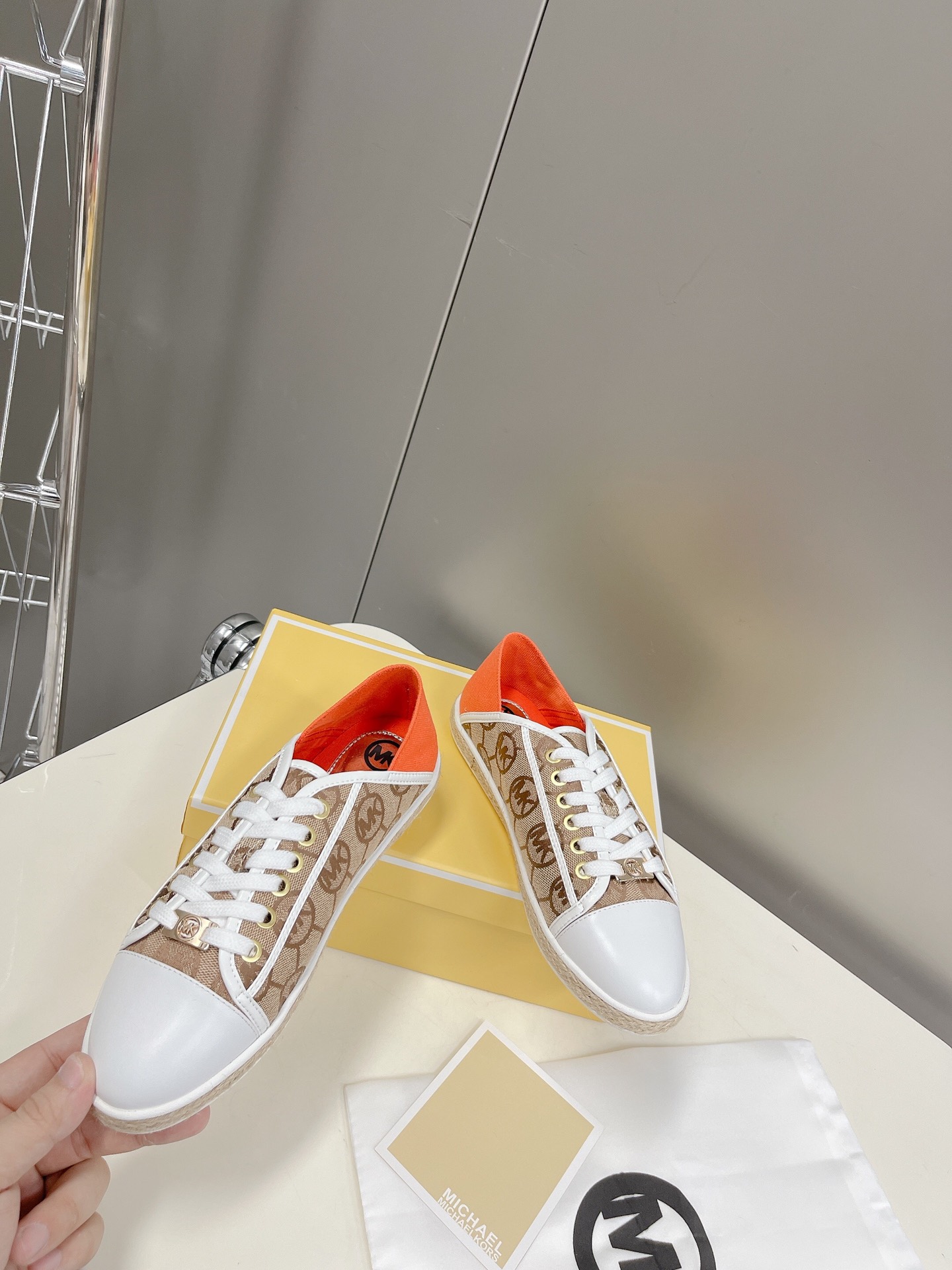 “575 Michael Kors 2022 Recreational Shoes: Net Red Grass Design with Gold Button” - 图片 3