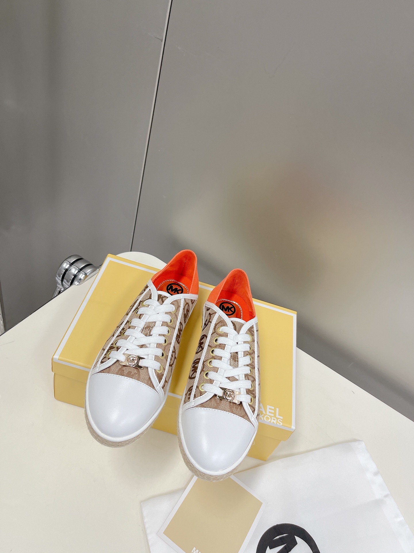 “575 Michael Kors 2022 Recreational Shoes: Net Red Grass Design with Gold Button”