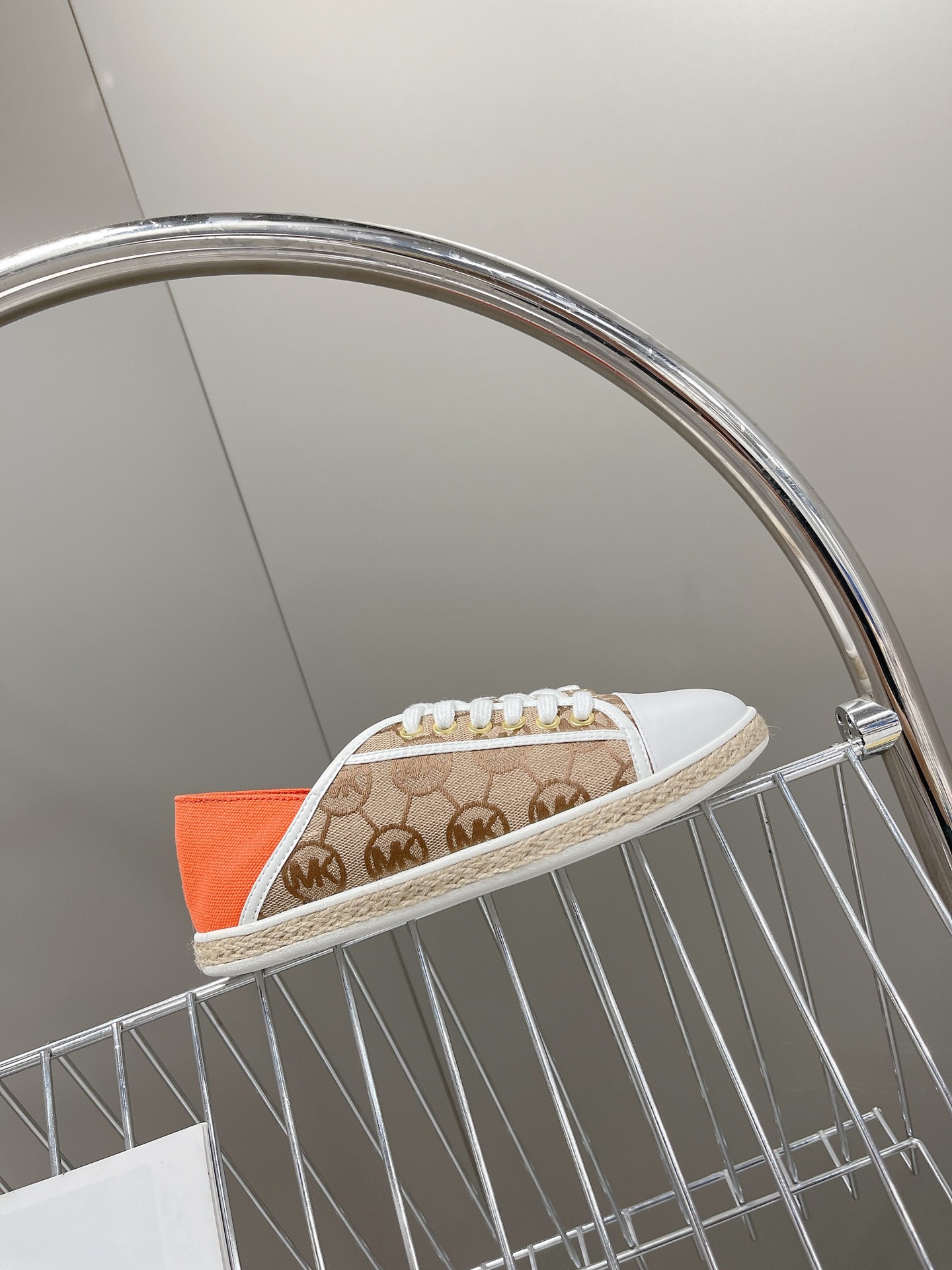 “575 Michael Kors 2022 Recreational Shoes: Net Red Grass Design with Gold Button” - 图片 5