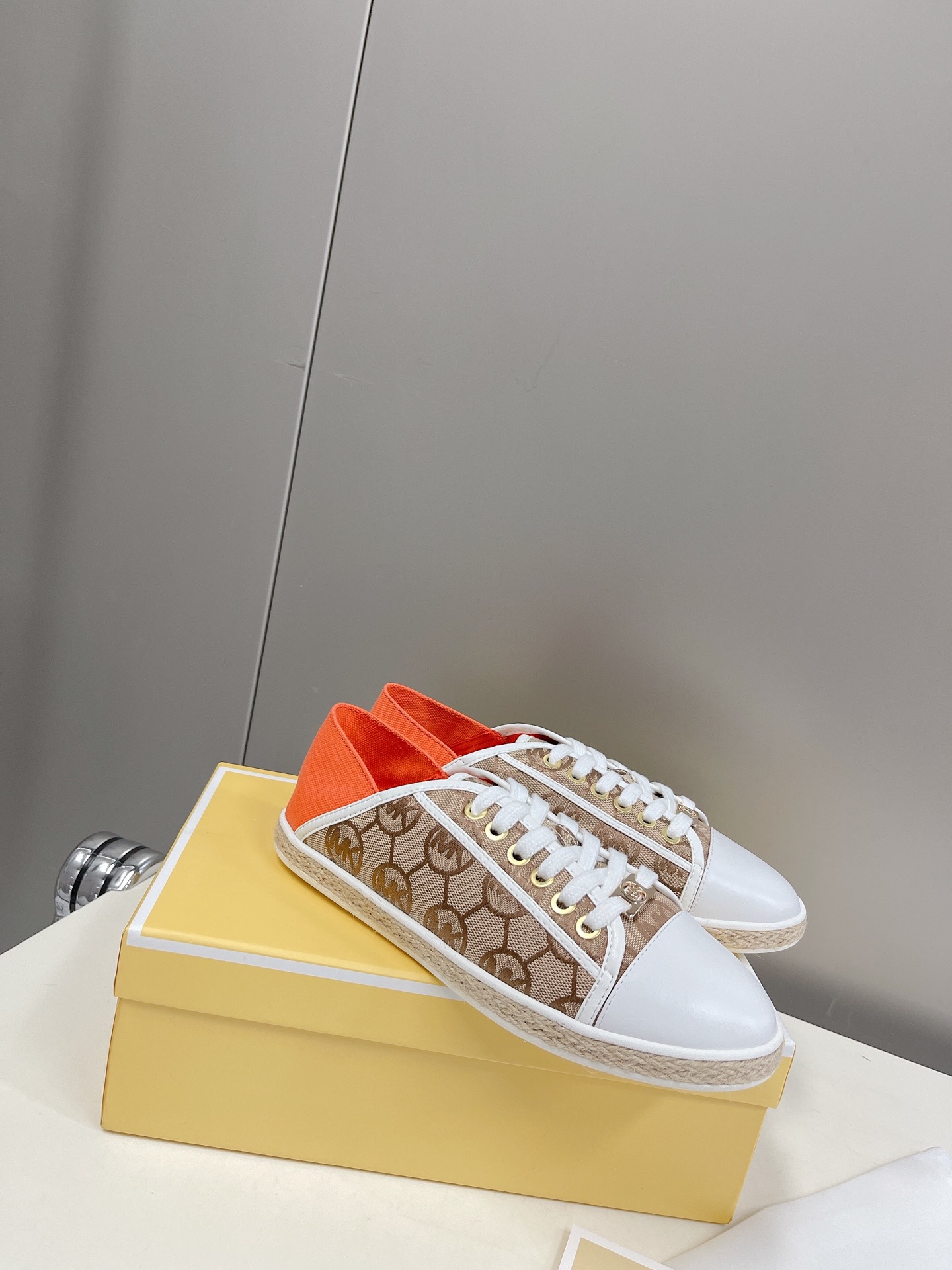 “575 Michael Kors 2022 Recreational Shoes: Net Red Grass Design with Gold Button” - 图片 2