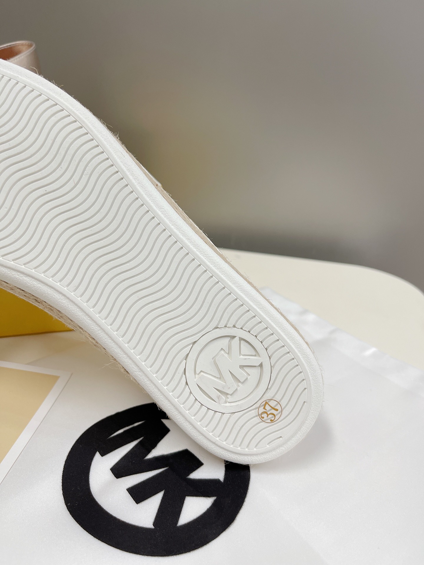 “Michael Kors 2022 Recreational Shoes: Superstar Design with Gold Button, Comfortable Fit” - 图片 9
