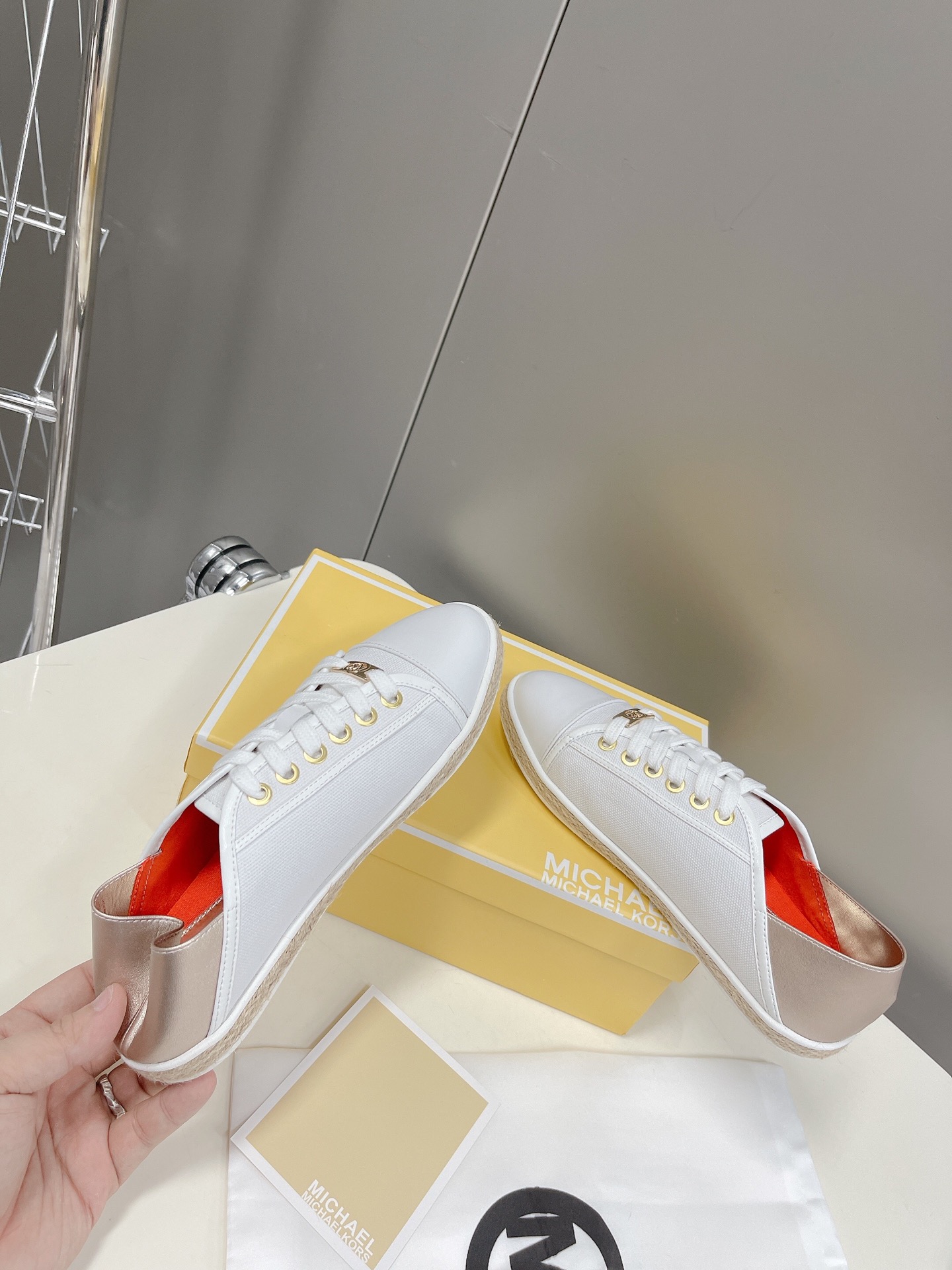 “Michael Kors 2022 Recreational Shoes: Superstar Design with Gold Button, Comfortable Fit” - 图片 4
