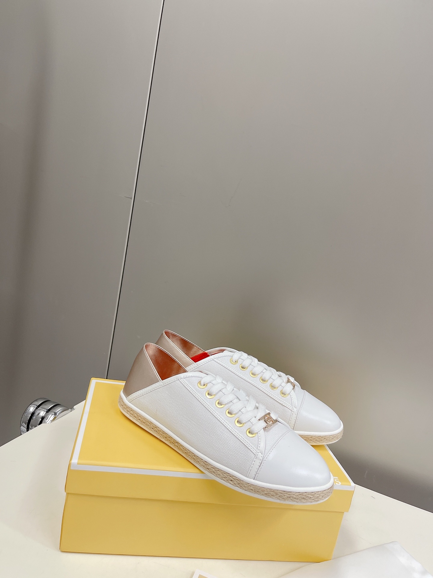“Michael Kors 2022 Recreational Shoes: Superstar Design with Gold Button, Comfortable Fit” - 图片 2