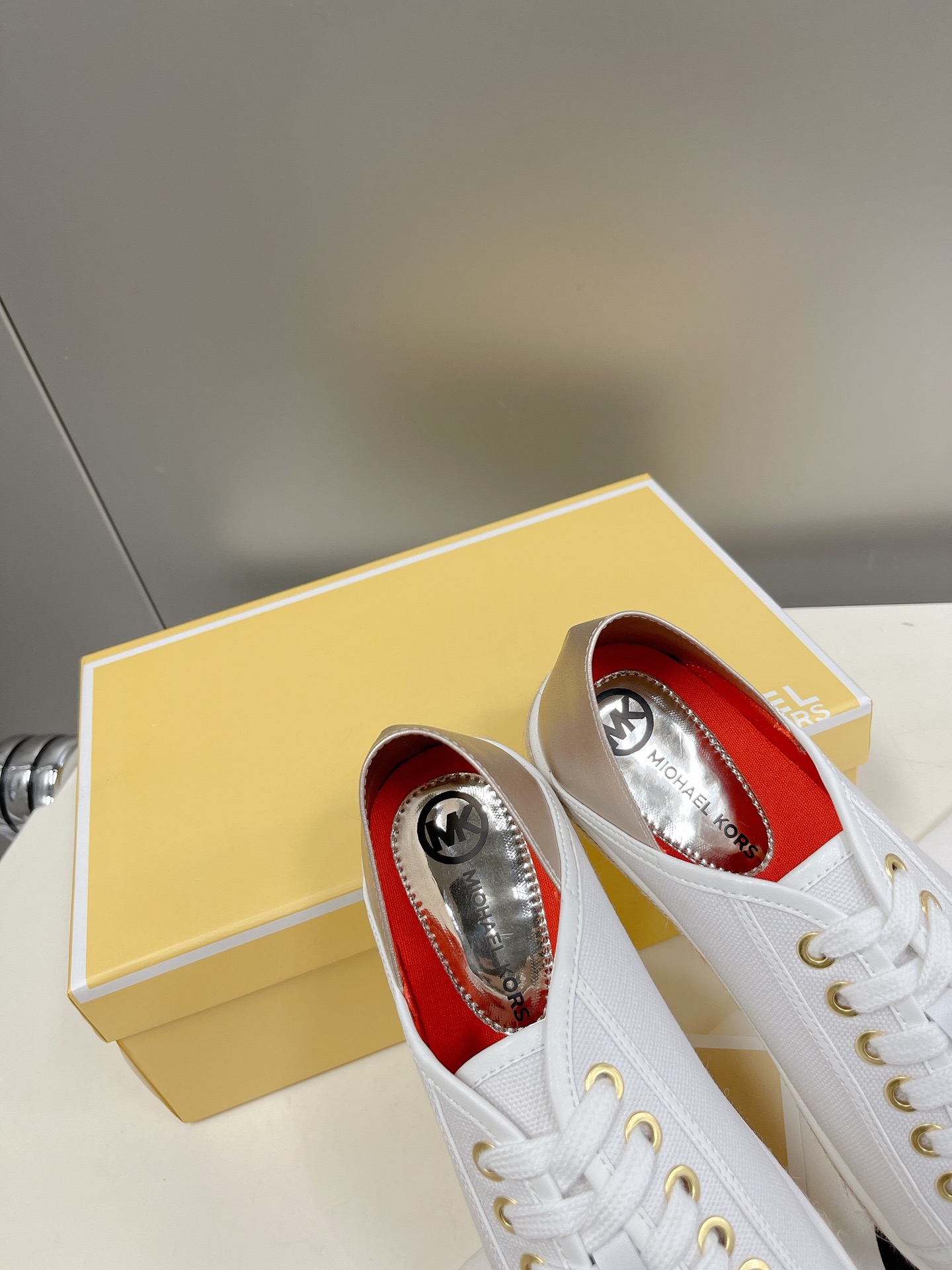 “Michael Kors 2022 Recreational Shoes: Superstar Design with Gold Button, Comfortable Fit” - 图片 7