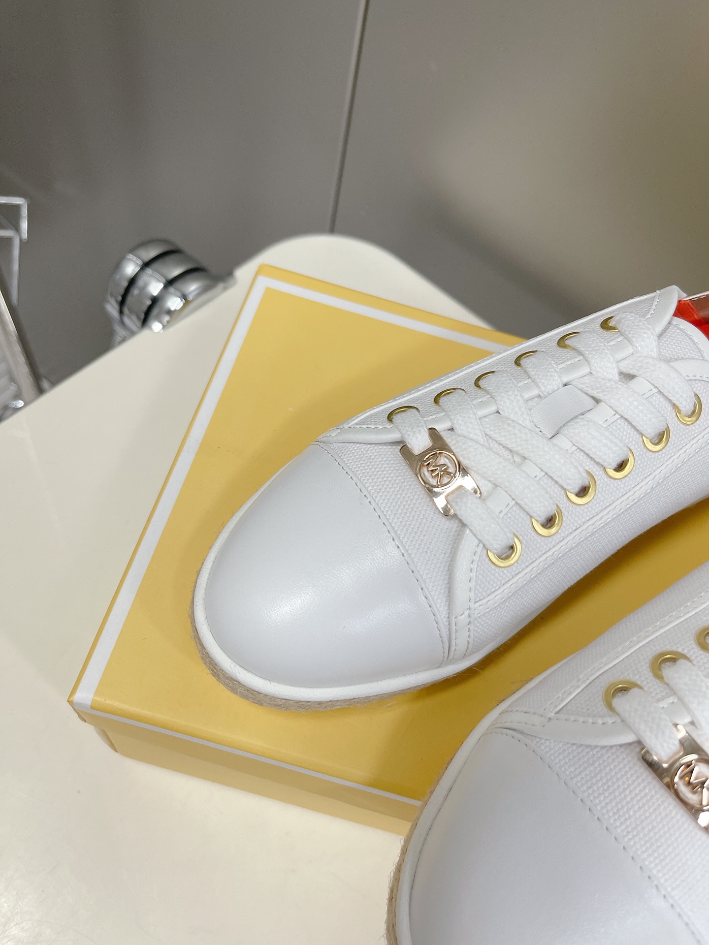 “Michael Kors 2022 Recreational Shoes: Superstar Design with Gold Button, Comfortable Fit” - 图片 8