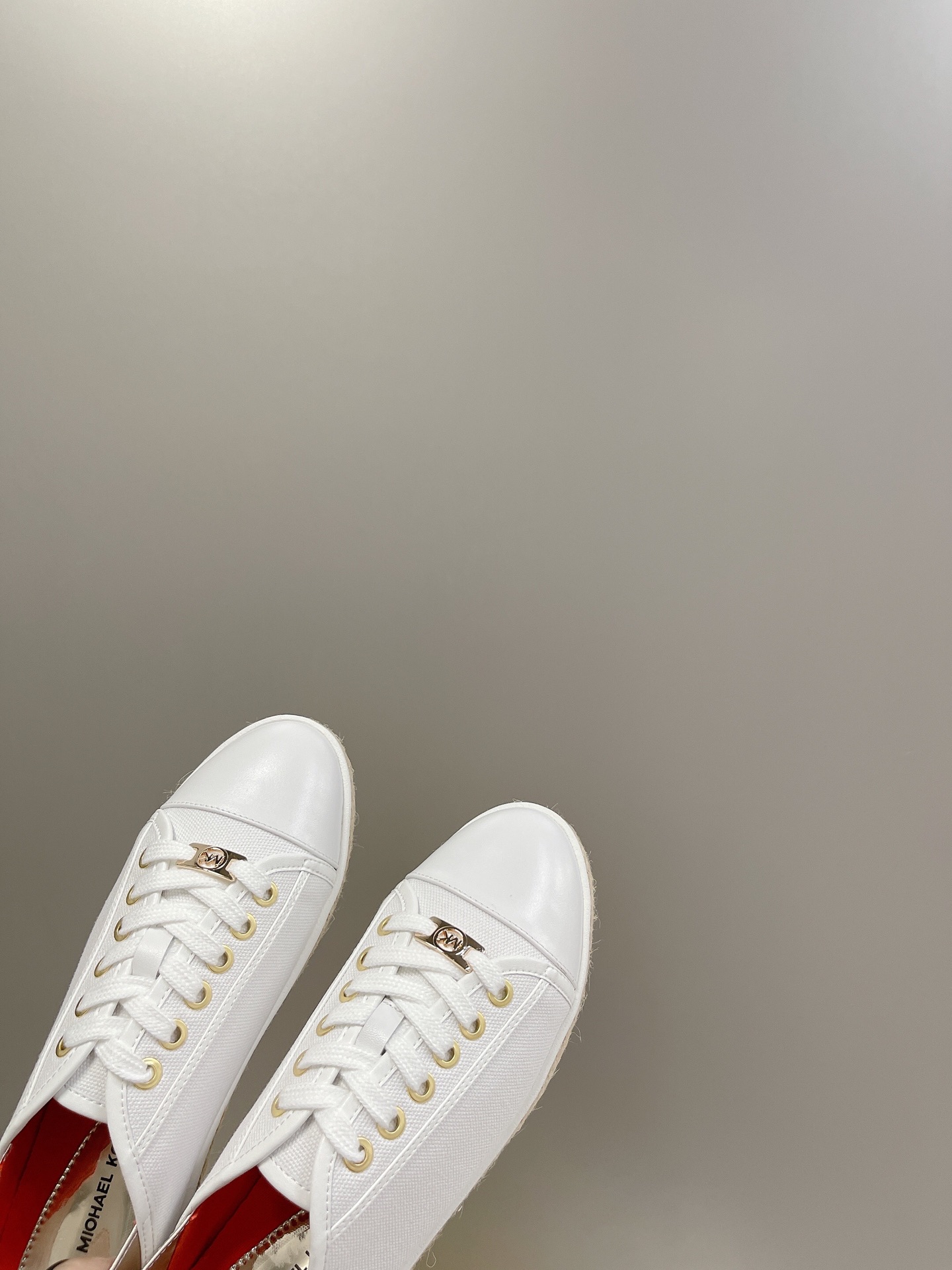 “Michael Kors 2022 Recreational Shoes: Superstar Design with Gold Button, Comfortable Fit” - 图片 6