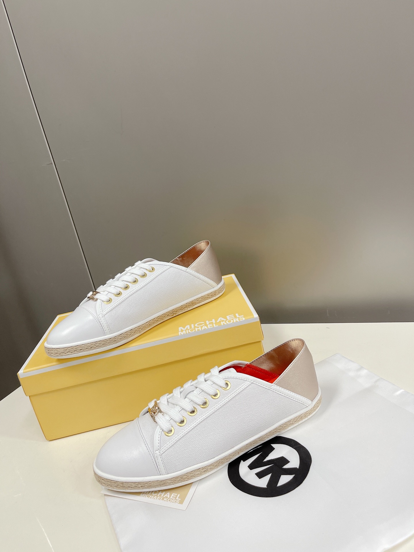 “Michael Kors 2022 Recreational Shoes: Superstar Design with Gold Button, Comfortable Fit” - 图片 3