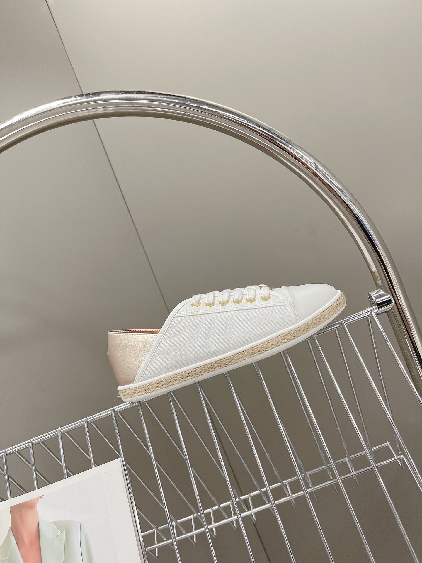 “Michael Kors 2022 Recreational Shoes: Superstar Design with Gold Button, Comfortable Fit” - 图片 5