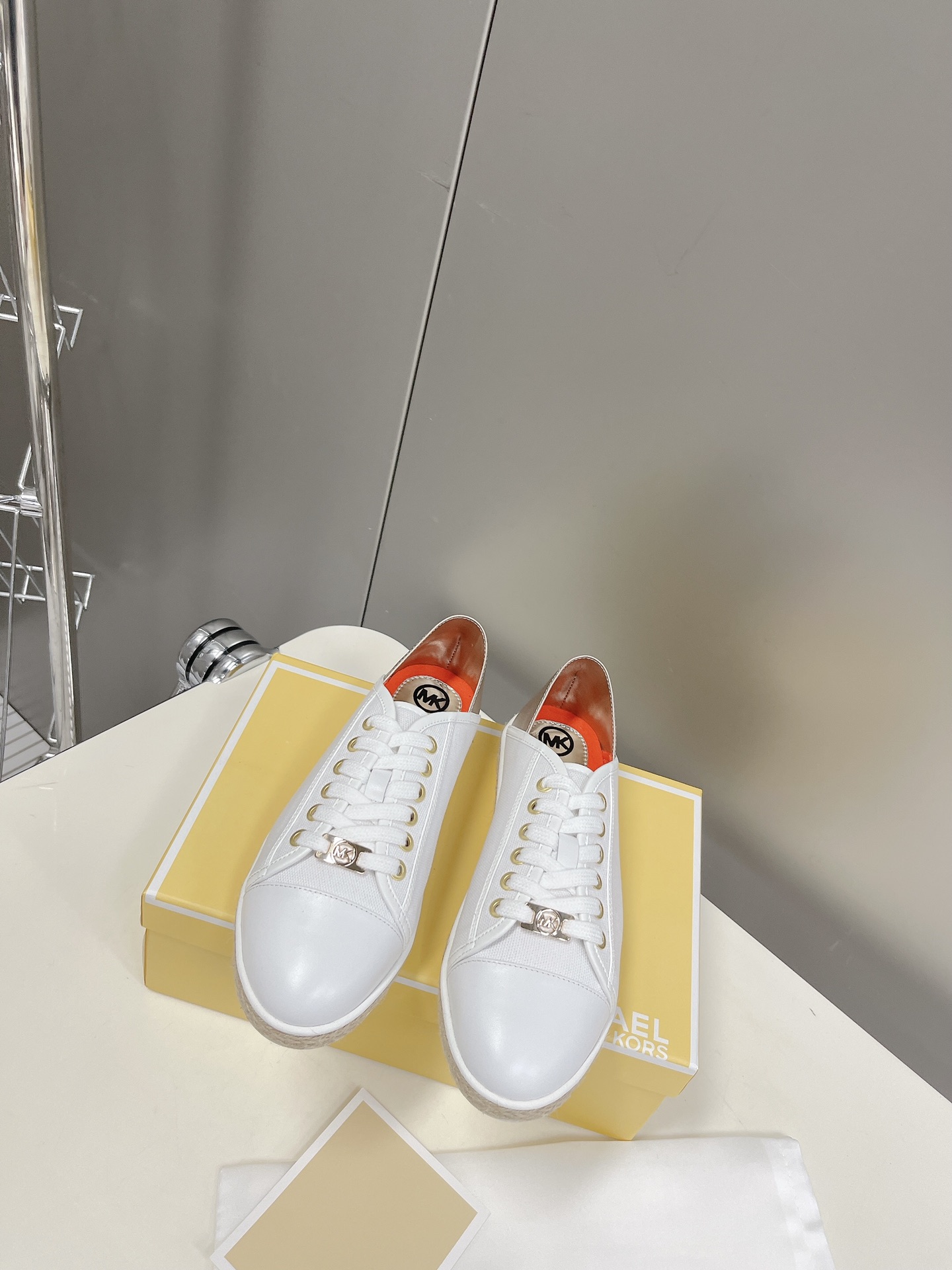 “Michael Kors 2022 Recreational Shoes: Superstar Design with Gold Button, Comfortable Fit”