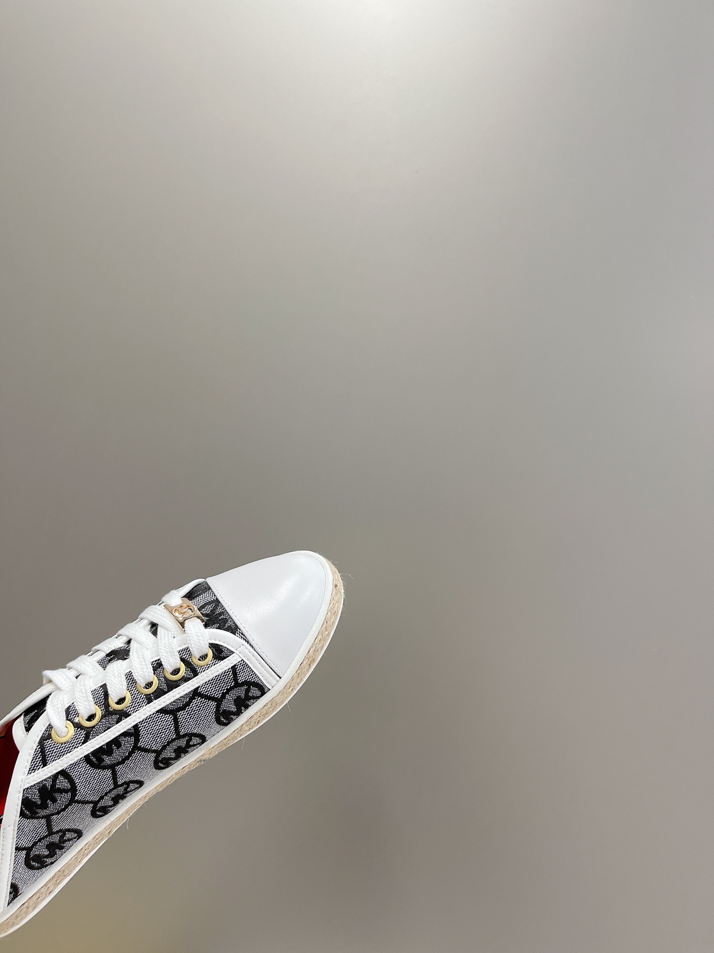 “2022 Michael Kors Recreational Shoes: Net Red Grass Design with Gold Logo” - 图片 6