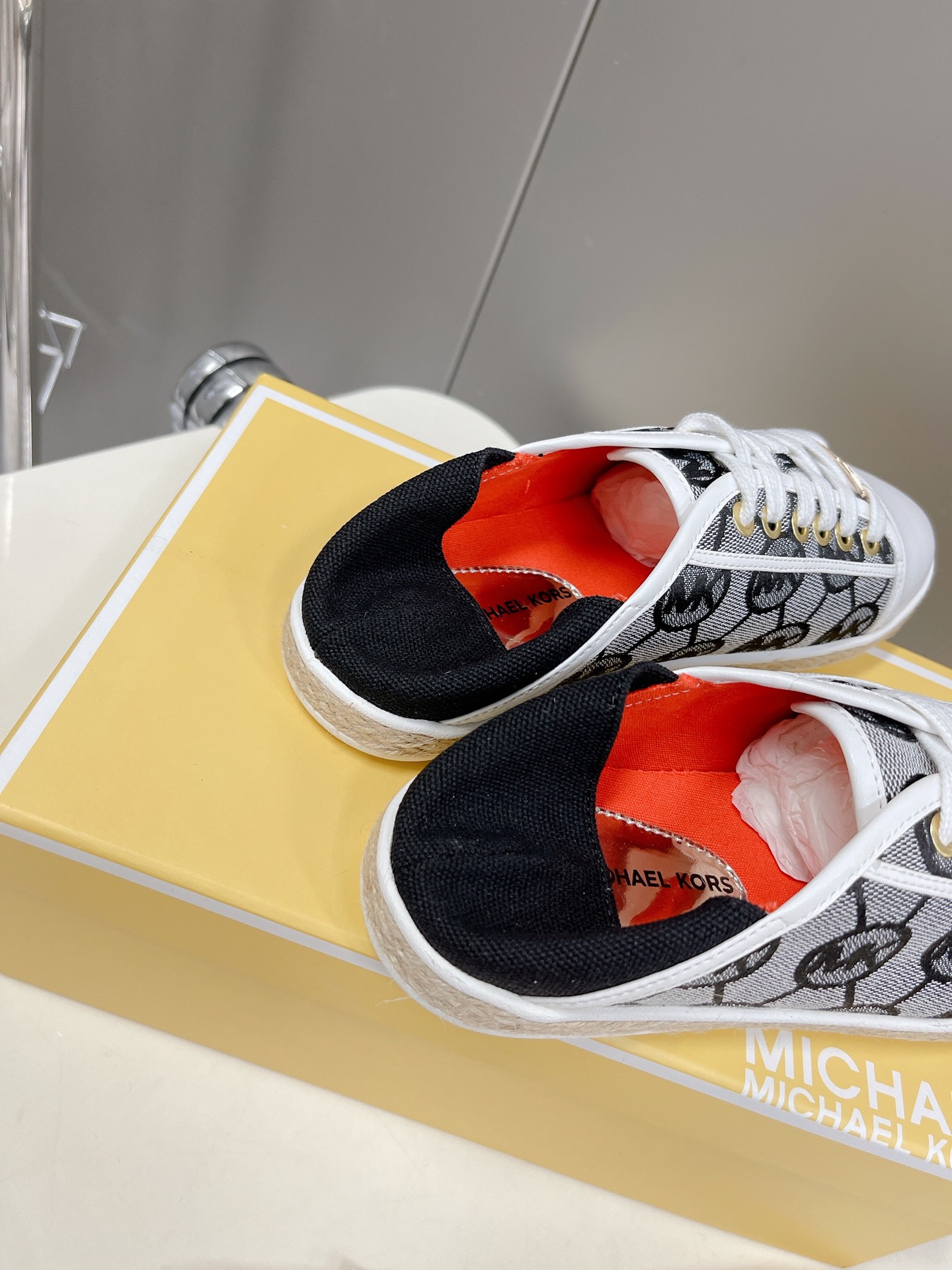 “2022 Michael Kors Recreational Shoes: Net Red Grass Design with Gold Logo” - 图片 9