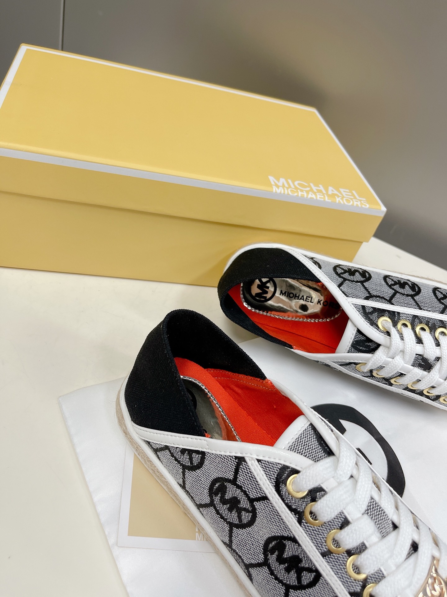 “2022 Michael Kors Recreational Shoes: Net Red Grass Design with Gold Logo” - 图片 8