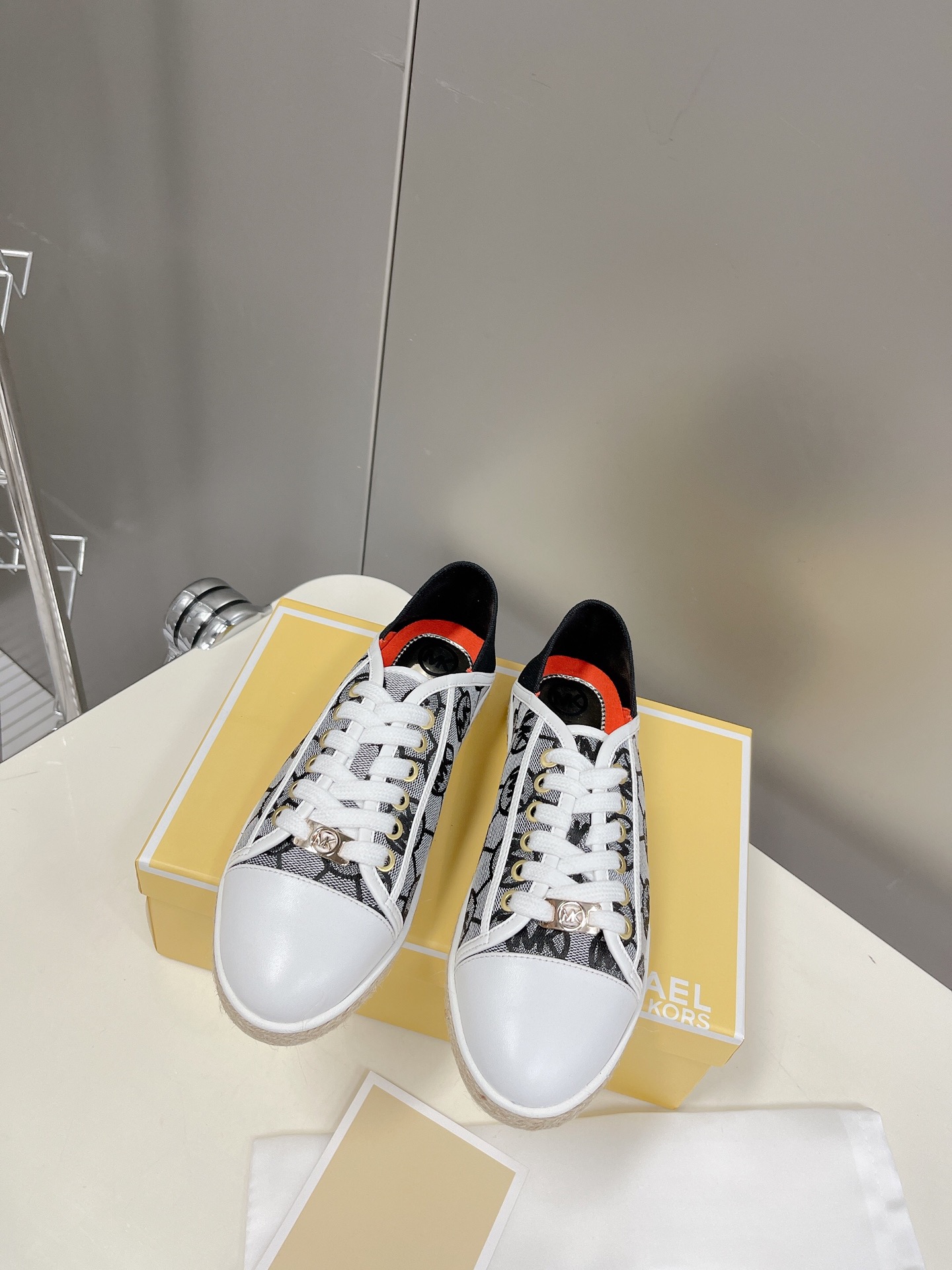 “2022 Michael Kors Recreational Shoes: Net Red Grass Design with Gold Logo”