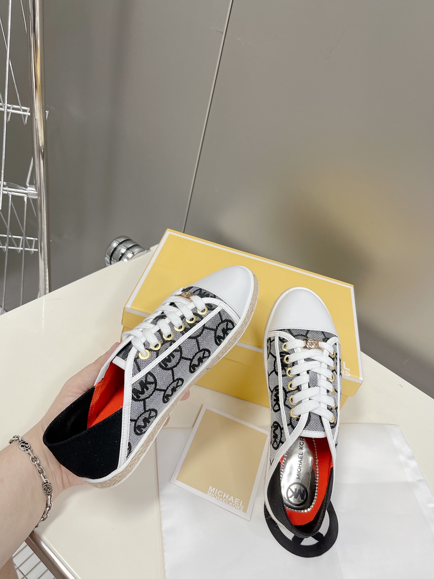 “2022 Michael Kors Recreational Shoes: Net Red Grass Design with Gold Logo” - 图片 4