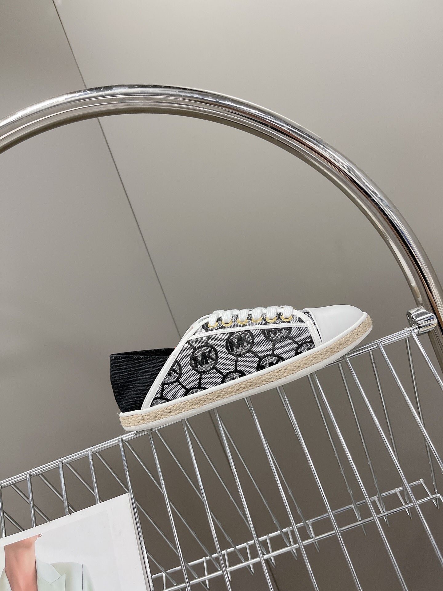 “2022 Michael Kors Recreational Shoes: Net Red Grass Design with Gold Logo” - 图片 5