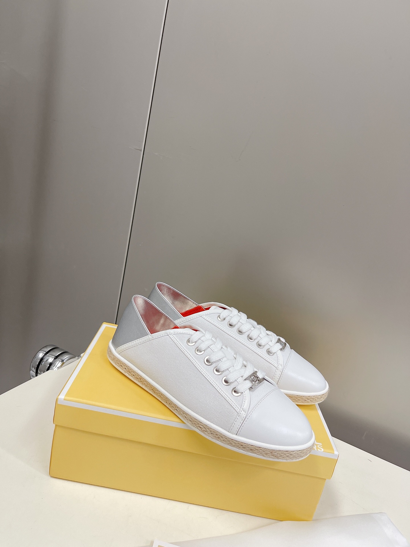 “Michael Kors 2022 Leisure Shoes: Superstar Net Red Grass with MK Logo Gold Button” - 图片 2