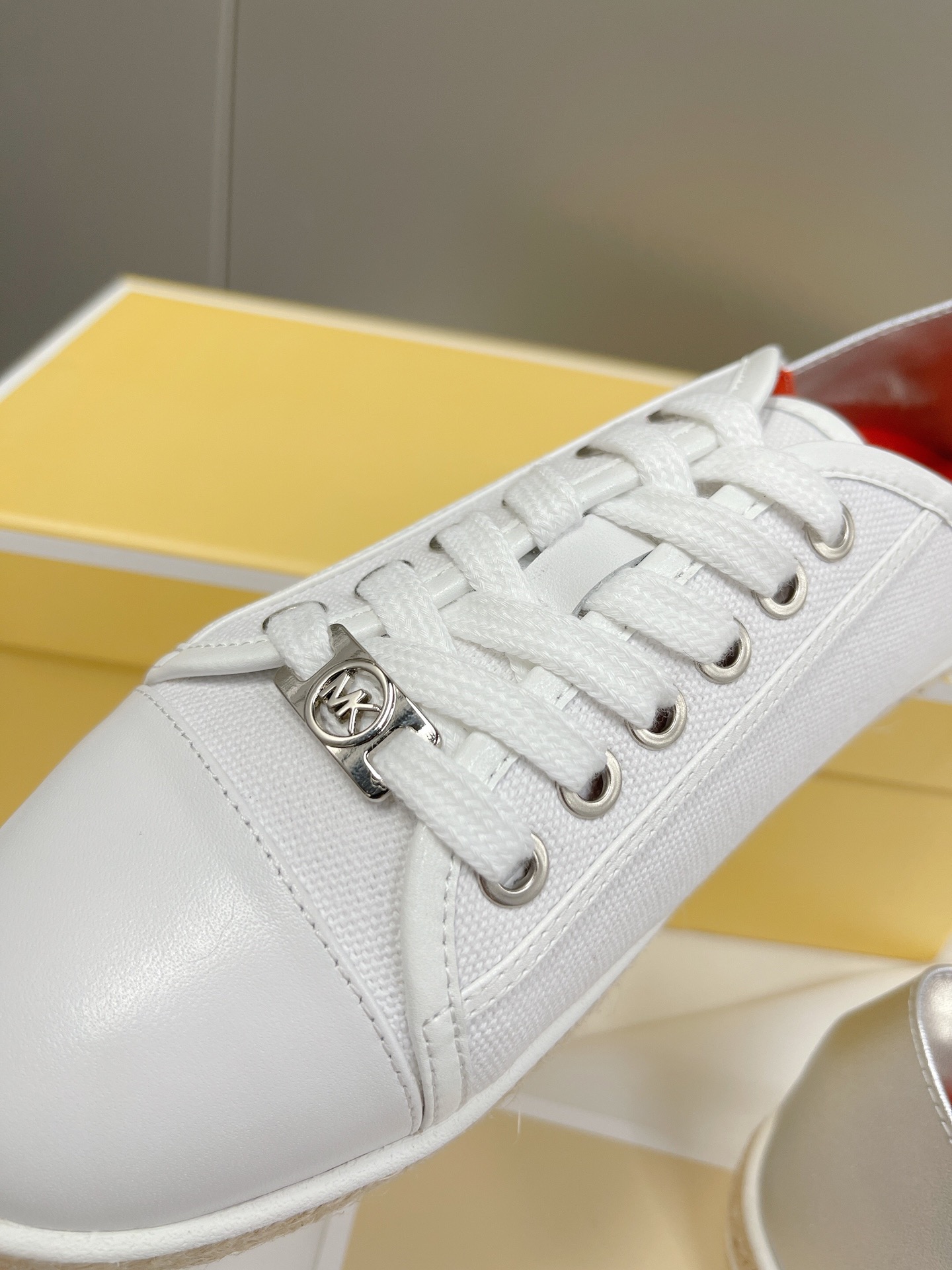 “Michael Kors 2022 Leisure Shoes: Superstar Net Red Grass with MK Logo Gold Button” - 图片 8