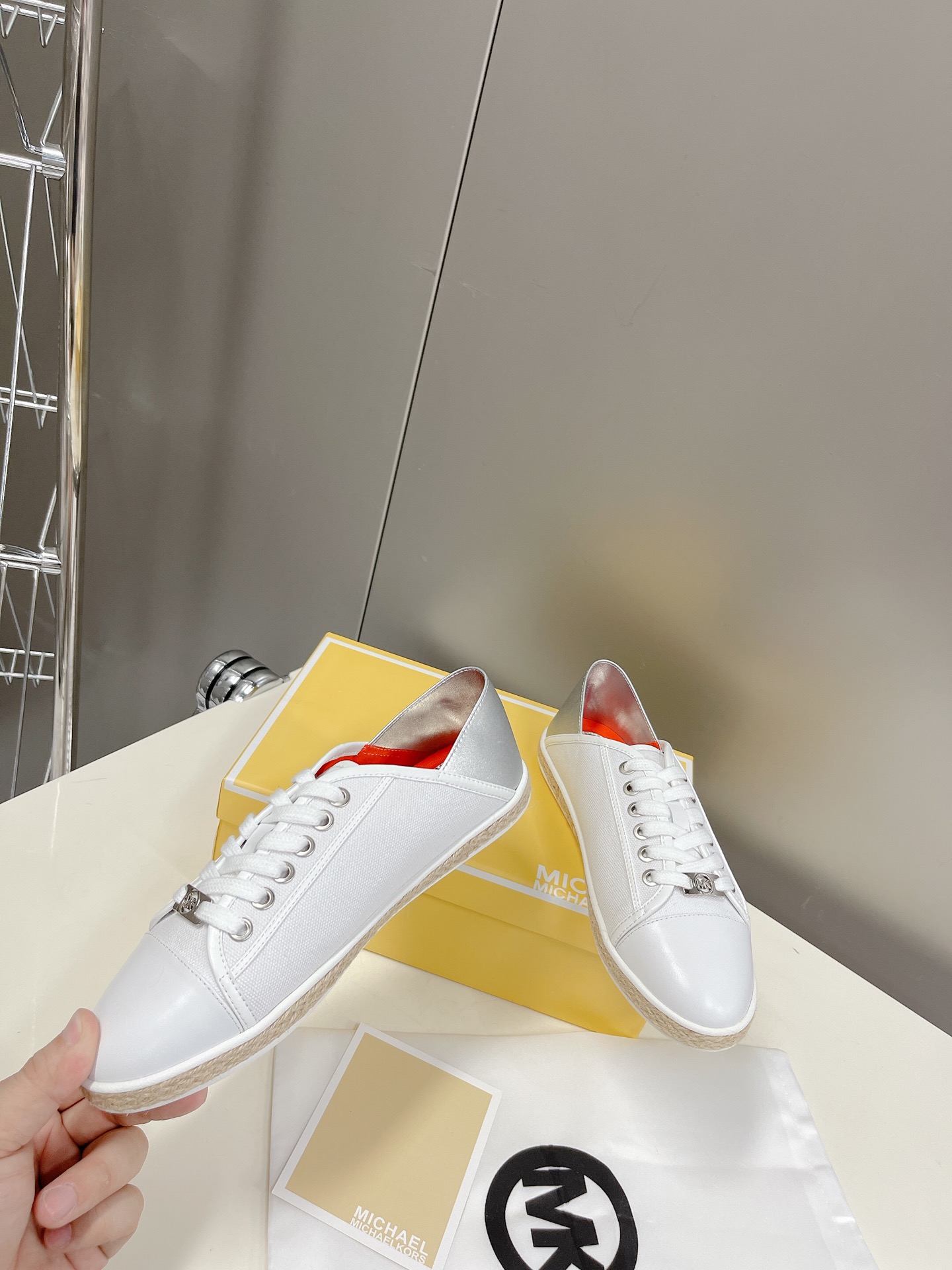 “Michael Kors 2022 Leisure Shoes: Superstar Net Red Grass with MK Logo Gold Button” - 图片 4