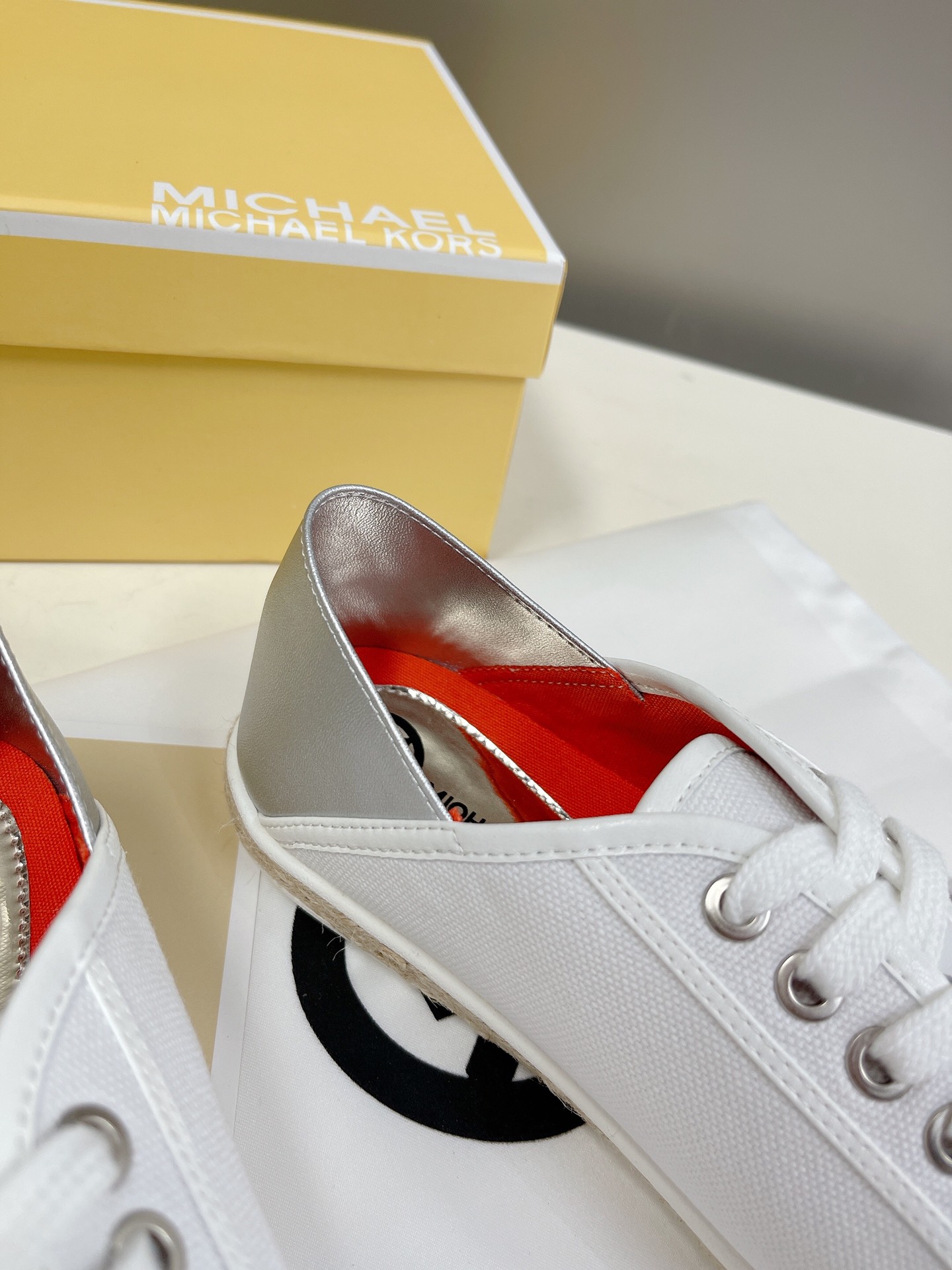 “Michael Kors 2022 Leisure Shoes: Superstar Net Red Grass with MK Logo Gold Button” - 图片 7