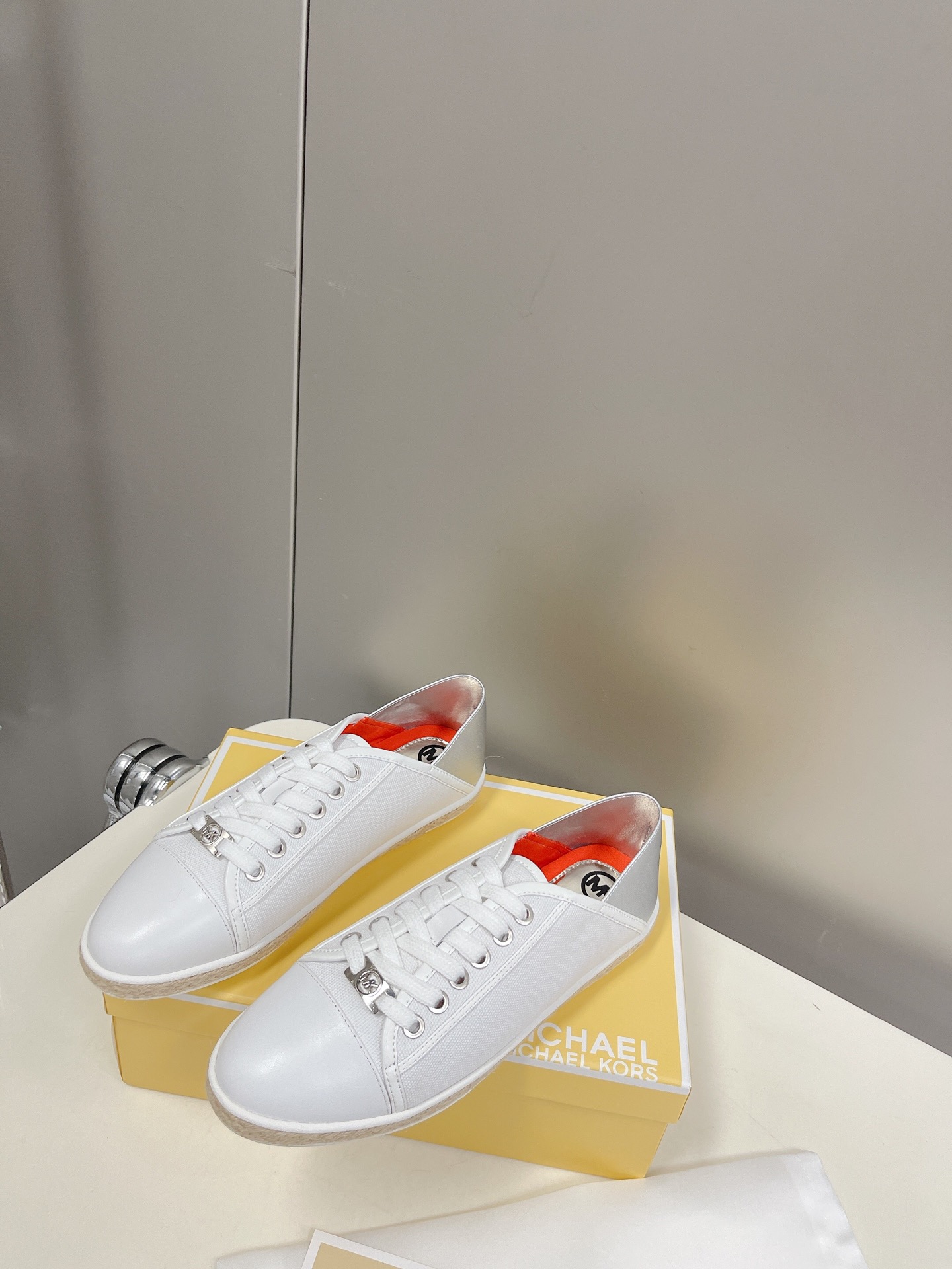 “Michael Kors 2022 Leisure Shoes: Superstar Net Red Grass with MK Logo Gold Button” - 图片 3