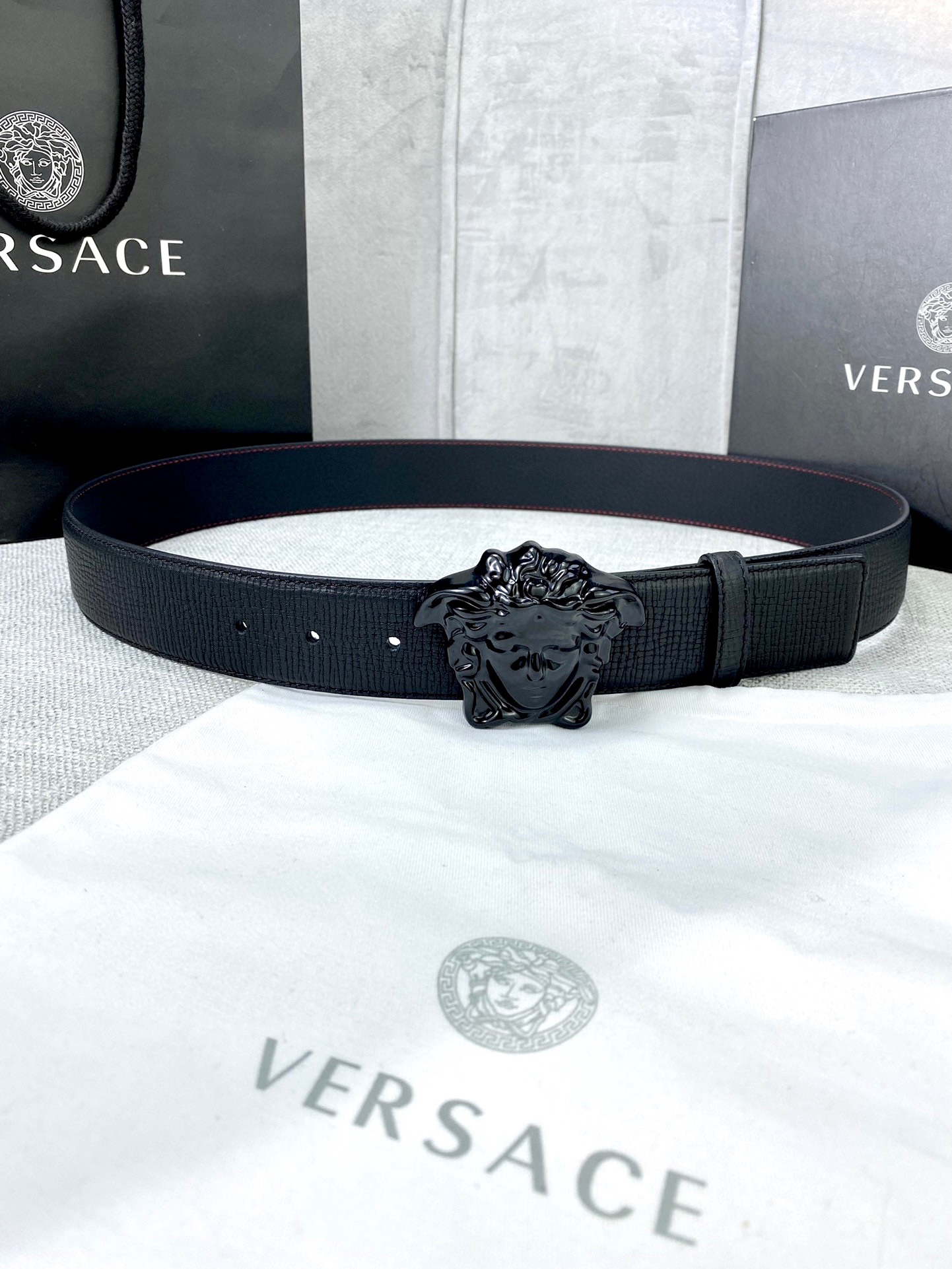 PYJ 宽度.0cm VERSACE（范思哲）采用进口万象纹牛皮，此款平面腰带配有醒目的美杜莎头像搭扣，可为任何造型增添几分立体雅致效果。