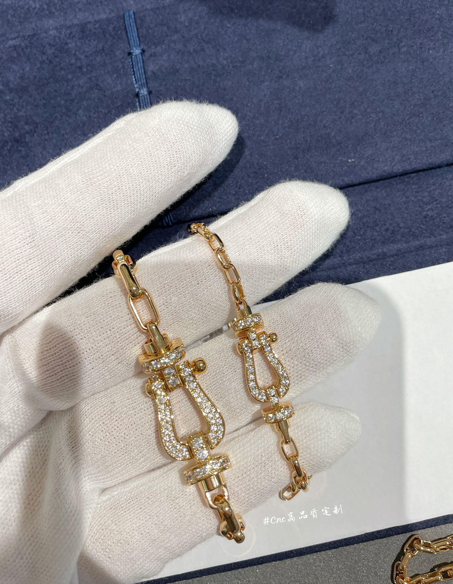 NO:634596,FRE*D full diamond horseshoe buckle bracelet, CNC carved, you can feel the quality by looking at our real photos~ The rigid chain is handmade, the polished picture is rose gold/white gold in stock, the diamonds are all hand-set, the bottom is designed with ZP consistent hollow drill bits, the logo is anti-counterfeiting, large full diamond 88380, small full diamond 88340,,bracelet,Cardia high-end jewelry19860909FRE*D满钻马蹄扣手链,CNC精雕,看我们实拍就感受得到品质～ 刚链为手工制作,°抛光图拍为玫瑰金/白金两色现货,钻均为手镶,底部做了ZP一致的镂空钻位设计,logo防伪齐 大号满钻88380 小号满钻88340,,bracelet,卡迪亚高端饰品,Jewelry