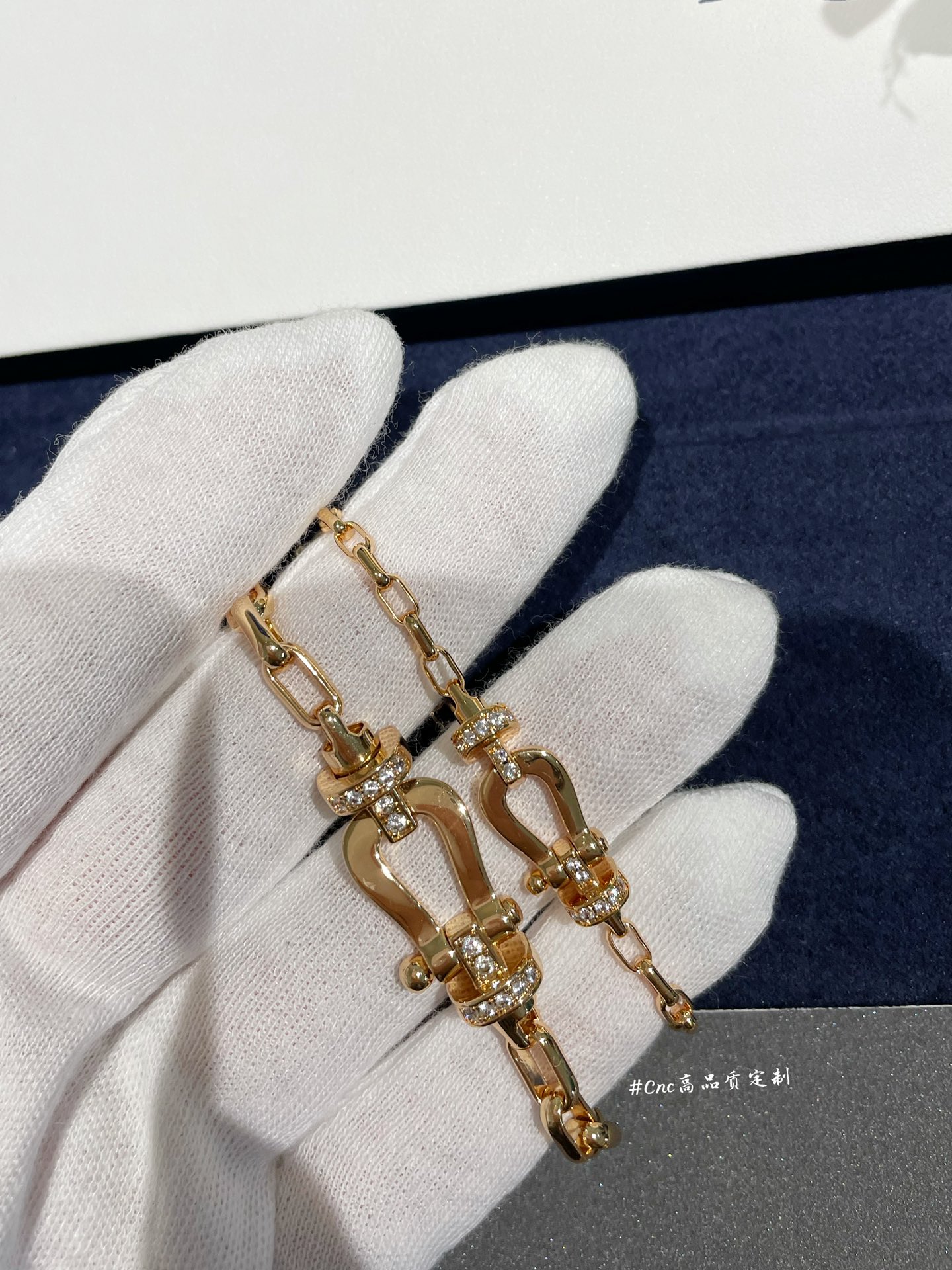 NO:634598,FRE*D half-diamond horseshoe buckle bracelet, CNC carving, you can feel the quality by looking at our real photos~ The rigid chain is handmade, the polished picture is rose gold/white gold in stock, the diamonds are all hand-set, the bottom design is different from that of full diamonds, the logo is anti-counterfeiting, large half-diamond 88340, small half-diamond 88320,,bracelet, Cartier high-end jewelry19860909FRE*D半钻马蹄扣手链,CNC精雕,看我们实拍就感受得到品质～ 刚链为手工制作,°抛光图拍为玫瑰金/白金两色现货,钻均为手镶,底部设计与满钻的不同,logo防伪齐 大号半钻88340 小号半钻88320,,bracelet,卡迪亚高端饰品,Jewelry