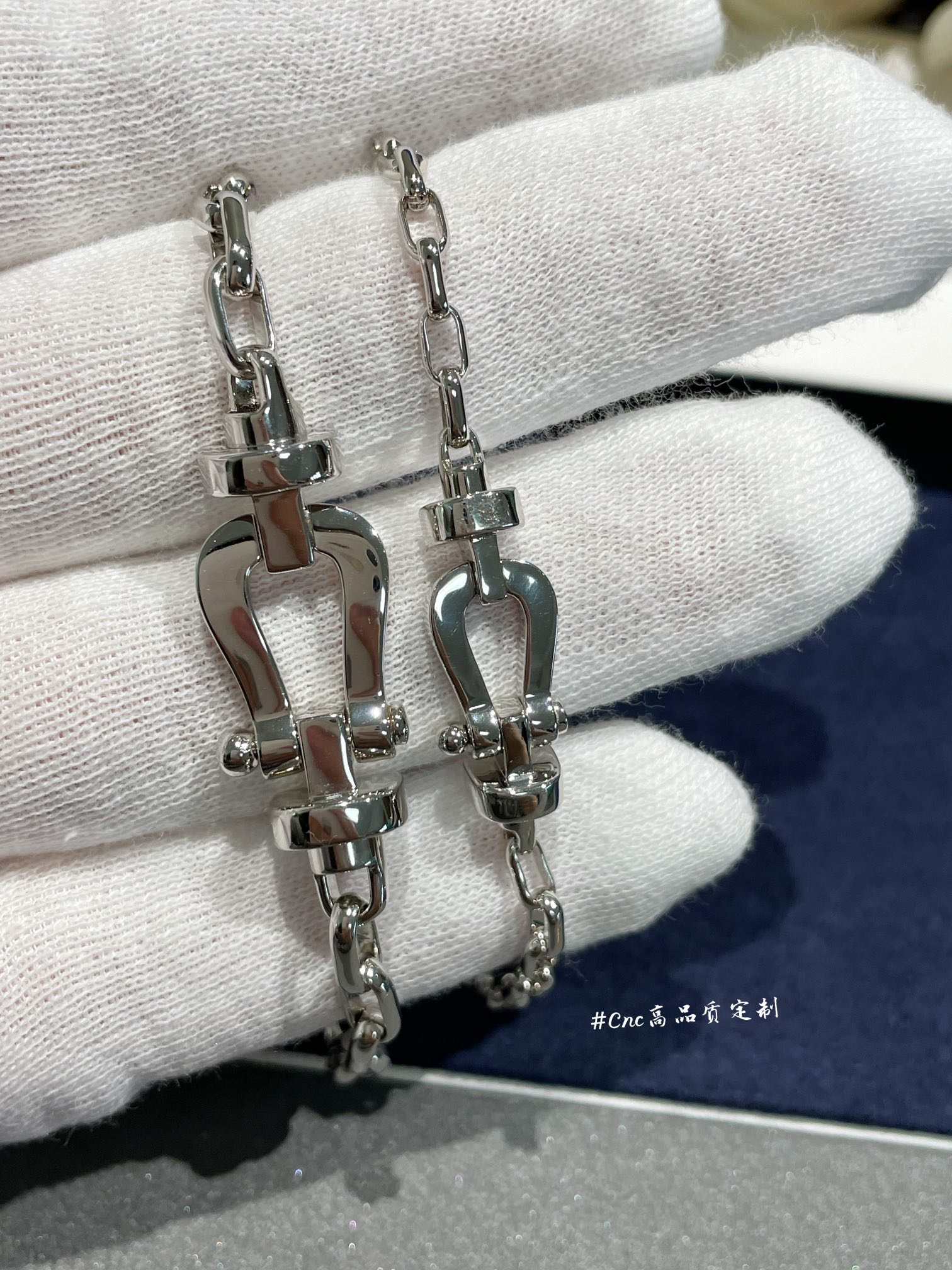 NO:634600,FRE*D half-diamond horseshoe buckle bracelet, CNC carved, you can feel the quality by looking at our real photos~ The rigid chain is handmade, the polished picture is rose gold/white gold in stock, the diamonds are all hand-set, the bottom design is consistent with the half-diamonds, the logo is anti-counterfeiting, large size without diamonds 88320, small size without diamonds 88300,,bracelet, Cartier high-end jewelry19860909FRE*D半钻马蹄扣手链,CNC精雕,看我们实拍就感受得到品质～ 刚链为手工制作,°抛光图拍为玫瑰金/白金两色现货,钻均为手镶,底部设计与半钻一致logo防伪齐 大号无钻88320 小号无钻88300,,bracelet,卡迪亚高端饰品,Jewelry