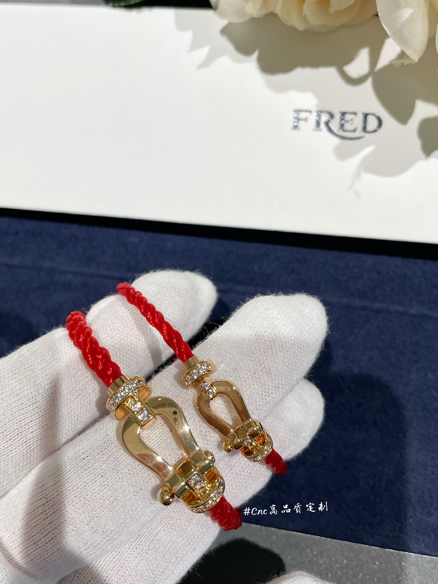 NO:634585,FRE*D half-diamond horseshoe buckle red rope bracelet, CNC carved, you can feel the quality by looking at our real photos~ The red rope is the most consistent plastic rope (collectively referred to as nylon rope). The picture is in stock in rose gold/white gold. The diamonds are all hand-set. The bottom is designed with the most consistent hollow drill bits. The logo is anti-counterfeiting. The buckle head is 3CM for the large size and 2CM for the small size. 88300 Large half diamond 88300 Small half diamond  88280,,bracelet,Cardia high-end jewelry19860909FRE*D半钻马蹄扣红绳手链,CNC精雕,看我们实拍就感受得到品质～ 红绳为Z一致塑刚绳（统称尼龙绳）图拍为玫瑰金/白金两色现货,钻均为手镶,底部做了Z一致的镂空钻位设计,logo防伪齐大号扣头为3CM ,小号为2CM～ 大号半钻 88300 小号半钻 88280,,bracelet,卡迪亚高端饰品,Jewelry