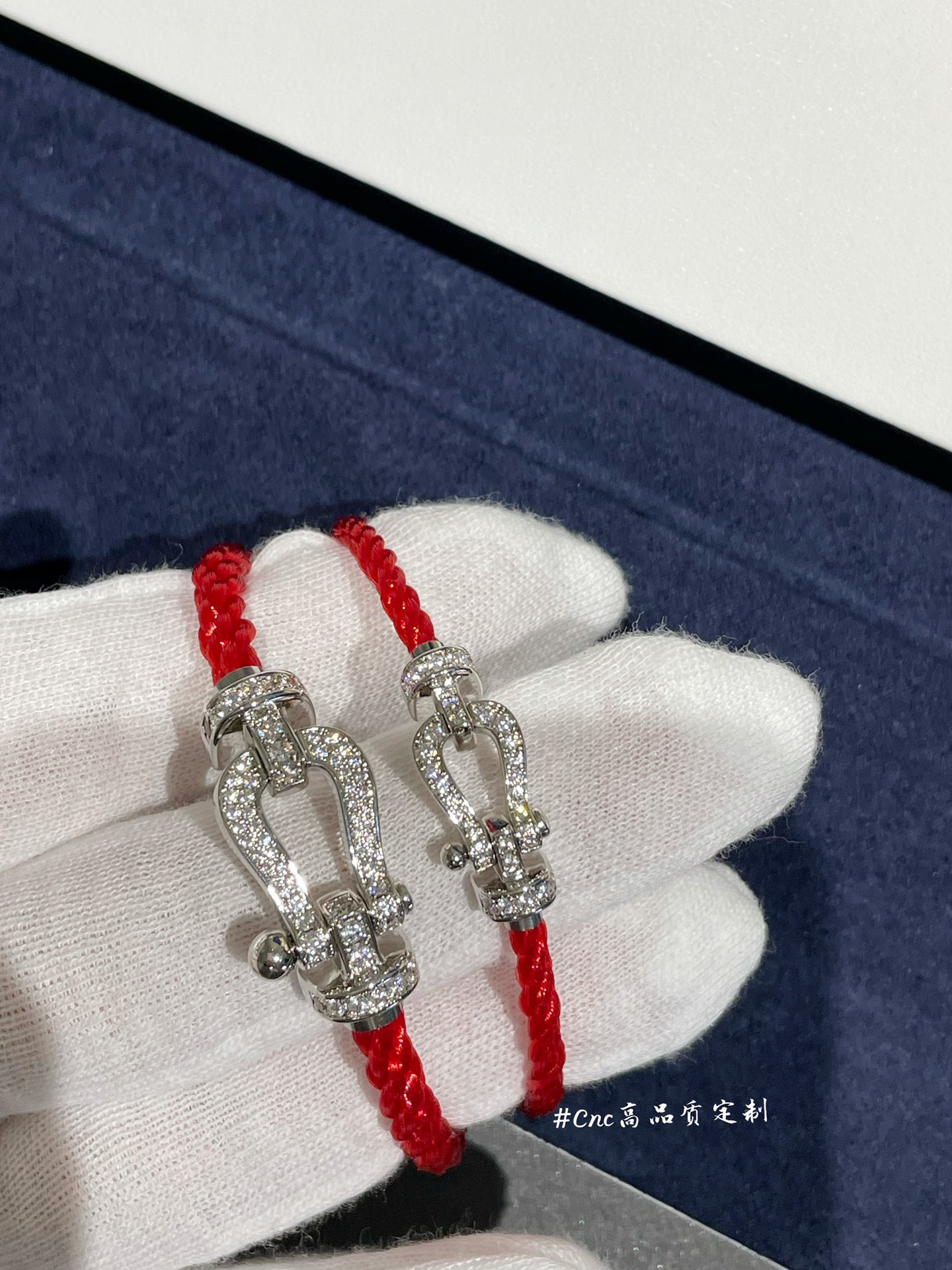 NO:634583,FRE*D full diamond horseshoe buckle red rope bracelet, CNC carved, you can feel the quality by looking at our real photos~ The red rope is the most consistent plastic rope (collectively called nylon rope). The picture is in stock in two colors of rose gold/white gold. The diamonds are all hand-set, and the bottom is designed with the most consistent hollow drill bits. The logo is anti-counterfeiting. The buckle head for the large size is 3CM, and the small size is 2CM~ Large size 88330  Trumpet 88300,,bracelet,Cardia high-end jewelry19860909FRE*D满钻马蹄扣红绳手链,CNC精雕,看我们实拍就感受得到品质～ 红绳为Z一致塑刚绳（统称尼龙绳）图拍为玫瑰金/白金两色现货,钻均为手镶,底部做了Z一致的镂空钻位设计,logo防伪齐大号扣头为3CM ,小号为2CM～ 大号88330 小号88300,,bracelet,卡迪亚高端饰品,Jewelry