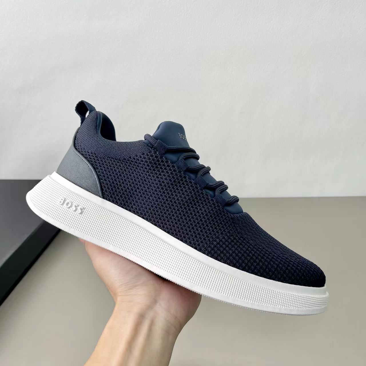 NO:284792,Code YS003848 Boss gugo REPREVE R three-dimensional knitted socks sneakers. Summer cool style is strong first-time. Fully knitted knitted upper. Inner breathable high-dense silky mesh. Super breathable model. Full mesh wrapping shoes with tongue one foot and foot wear simple design and sports style. Cotton lace-up decorative opening and closing. Heel checked soft glue tpu rear webbing lifting shoe ring belt. Label boss badge logo details. Ultralight 4cm thickened lightweight TPU thick sole. Gear-shaped bottom. Wear-resistant and non-slip. Try it on. Very comfortable. In the current season, full set of original box packaging. Navy blue. Beige. Gray. Black four colors are available. On sale in stock!  Size 39-40-41-42-43-44 Leather Shoe Size Article No. 5047 Hidden Blue, Sneakers19860909编码YS003848 Boss gugo REPREVEＲ立体针织套袜运动鞋 夏季清凉主打款式强势首发出货 全针织编织鞋面 内里透气高密丝滑网布 超级透气款 全面网布包裹鞋舌一脚蹬套脚穿简约设计运动风格 棉质系带装饰开合 后跟格纹软胶tpu 后置织带提鞋环带 贴标boss徽章logo细节 超轻4cm加厚轻质TPU厚底 齿轮状底部 耐磨防滑 有自留试穿 非常舒适当下季节 全套原盒包装 藏蓝 米黄 灰色 黑色四色可选 现货开售！ 尺码39-40-41-42-43-44 皮鞋尺码 货号5047 藏蓝,,sneakers,Men's shoes