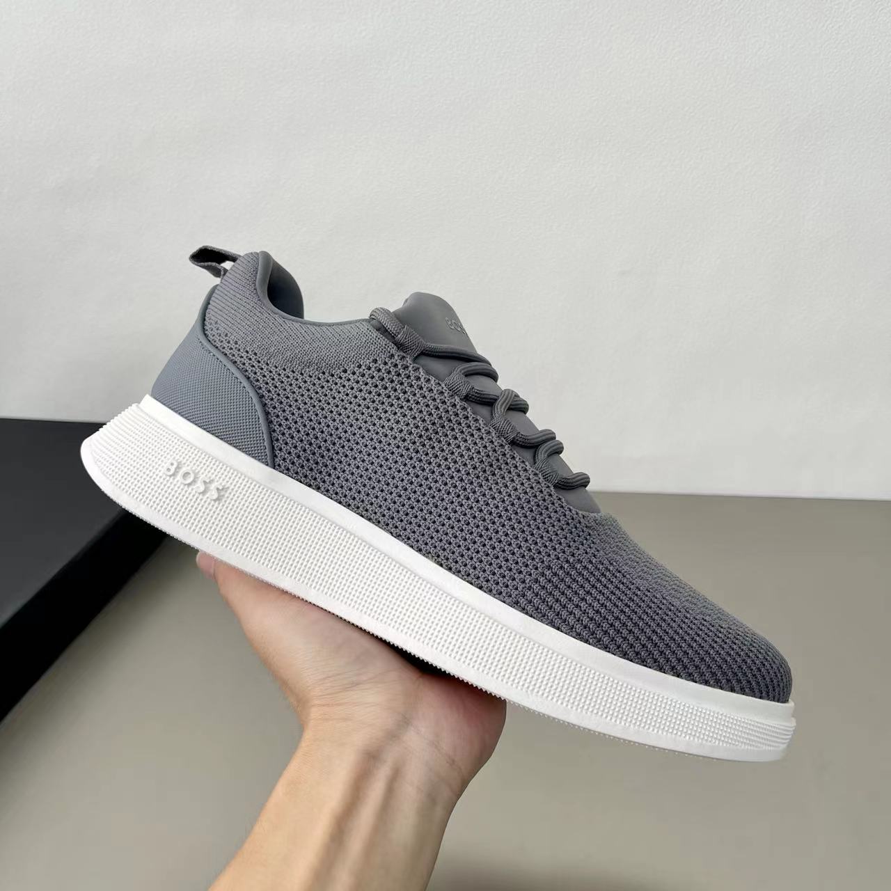 NO:284796,Code YS003848 Boss gugo REPREVE R three-dimensional knitted socks sneakers. Summer cool style is strong first-time. Fully knitted knitted upper. Inner breathable high-dense silky mesh. Super breathable model. Full mesh wrapping shoes with tongue one foot and foot wear simple design and sports style. Cotton lace-up decorative opening and closing. Heel checked soft glue tpu rear webbing lifting shoe ring belt. Label boss badge logo details. Ultralight 4cm thickened lightweight TPU thick sole. Gear-shaped bottom. Wear-resistant and non-slip. Try it on. Very comfortable. In the current season, full set of original box packaging. Navy blue. Beige. Gray. Black four colors are available. On sale in stock!  Size 39-40-41-42-43-44 Leather Shoe Size Article No. 5047 Gray, Sneakers19860909编码YS003848 Boss gugo REPREVEＲ立体针织套袜运动鞋 夏季清凉主打款式强势首发出货 全针织编织鞋面 内里透气高密丝滑网布 超级透气款 全面网布包裹鞋舌一脚蹬套脚穿简约设计运动风格 棉质系带装饰开合 后跟格纹软胶tpu 后置织带提鞋环带 贴标boss徽章logo细节 超轻4cm加厚轻质TPU厚底 齿轮状底部 耐磨防滑 有自留试穿 非常舒适当下季节 全套原盒包装 藏蓝 米黄 灰色 黑色四色可选 现货开售！ 尺码39-40-41-42-43-44 皮鞋尺码 货号5047 灰色,,sneakers,Men's shoes