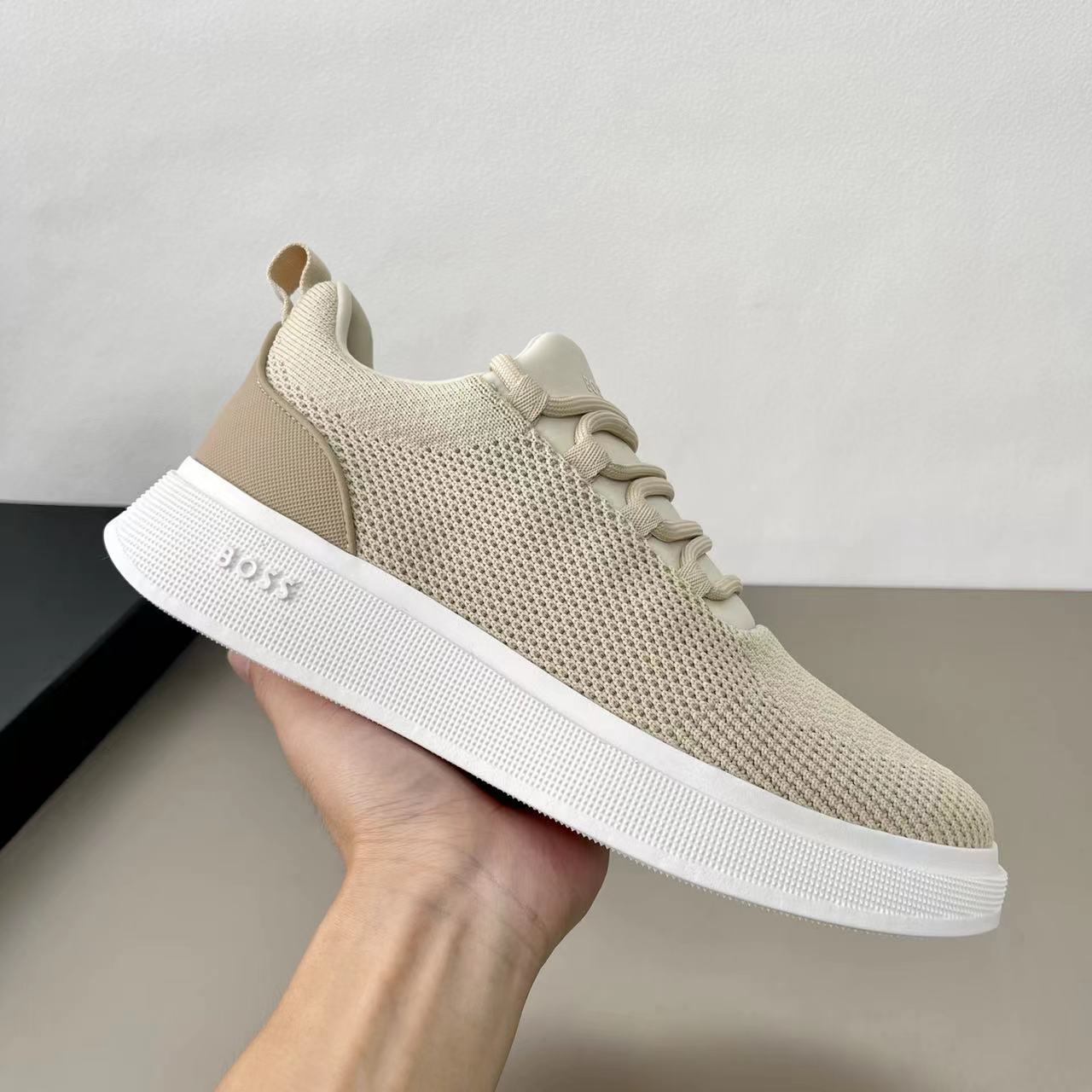 NO:284804,Code YS003848 Boss gugo REPREVE R three-dimensional knitted socks sneakers. Summer cool style is strong first-time. Fully knitted knitted upper. Inner breathable high-dense silky mesh. Super breathable model. Full mesh wrapping shoes with tongue one foot and foot wear simple design and sports style. Cotton lace-up decorative opening and closing. Heel checked soft glue tpu rear webbing lifting shoe ring belt. Label boss badge logo details. Ultralight 4cm thickened lightweight TPU thick sole. Gear-shaped bottom. Wear-resistant and non-slip. Try it on. Very comfortable. In the current season, full set of original box packaging. Navy blue. Beige. Gray. Black four colors are available. On sale in stock!  Size 39-40-41-42-43-44 Leather Shoe Size Article No. 5047 Beige, Sneakers19860909编码YS003848 Boss gugo REPREVEＲ立体针织套袜运动鞋 夏季清凉主打款式强势首发出货 全针织编织鞋面 内里透气高密丝滑网布 超级透气款 全面网布包裹鞋舌一脚蹬套脚穿简约设计运动风格 棉质系带装饰开合 后跟格纹软胶tpu 后置织带提鞋环带 贴标boss徽章logo细节 超轻4cm加厚轻质TPU厚底 齿轮状底部 耐磨防滑 有自留试穿 非常舒适当下季节 全套原盒包装 藏蓝 米黄 灰色 黑色四色可选 现货开售！ 尺码39-40-41-42-43-44 皮鞋尺码 货号5047 米黄,,sneakers,Men's shoes