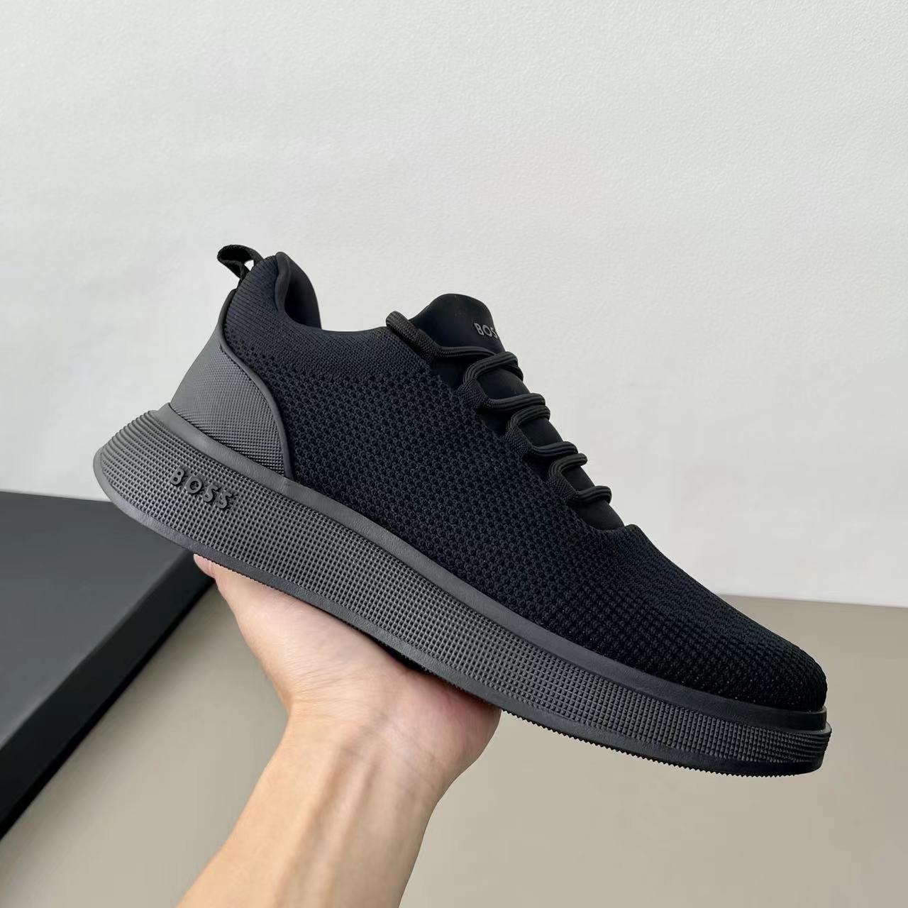 NO:284800,Code YS003848 Boss gugo REPREVE R three-dimensional knitted socks sneakers. Summer cool style is strong first-time. Fully knitted knitted upper. Inner breathable high-dense silky mesh. Super breathable model. Full mesh wrapping shoes with tongue one foot and foot wear simple design and sports style. Cotton lace-up decorative opening and closing. Heel checked soft glue tpu rear webbing lifting shoe ring belt. Label boss badge logo details. Ultralight 4cm thickened lightweight TPU thick sole. Gear-shaped bottom. Wear-resistant and non-slip. Try it on. Very comfortable. In the current season, full set of original box packaging. Navy blue. Beige. Gray. Black four colors are available. On sale in stock!  Size 39-40-41-42-43-44 Leather Shoe Size Article No. 5047 Black,,sneakers19860909编码YS003848 Boss gugo REPREVEＲ立体针织套袜运动鞋 夏季清凉主打款式强势首发出货 全针织编织鞋面 内里透气高密丝滑网布 超级透气款 全面网布包裹鞋舌一脚蹬套脚穿简约设计运动风格 棉质系带装饰开合 后跟格纹软胶tpu 后置织带提鞋环带 贴标boss徽章logo细节 超轻4cm加厚轻质TPU厚底 齿轮状底部 耐磨防滑 有自留试穿 非常舒适当下季节 全套原盒包装 藏蓝 米黄 灰色 黑色四色可选 现货开售！ 尺码39-40-41-42-43-44 皮鞋尺码 货号5047 黑色,,sneakers,Men's shoes