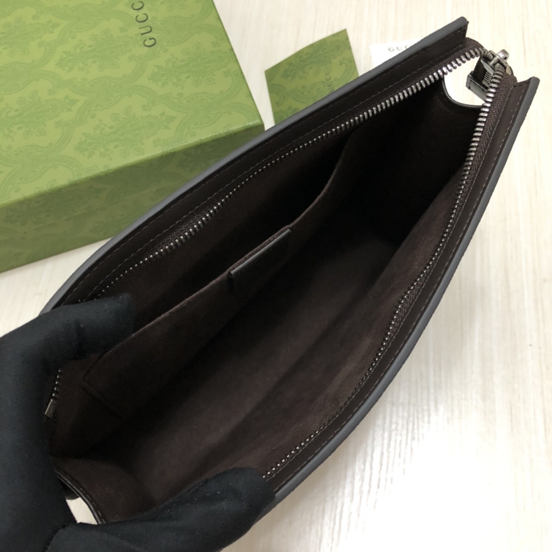 由G家最具辨识性的两种标志 — GG图案和织带精心搭配制作。这款手拿包由GG Supreme高级人造帆布
