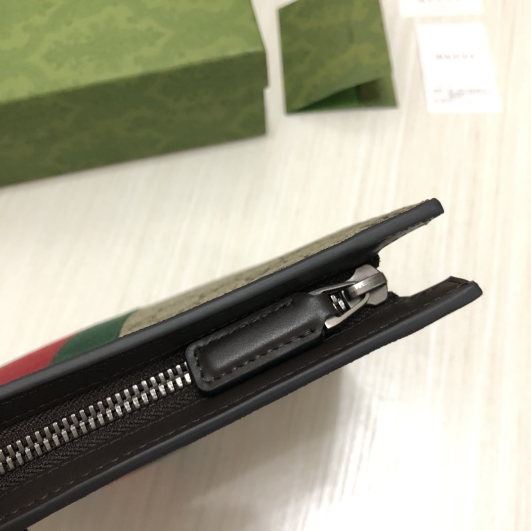 由G家最具辨识性的两种标志 — GG图案和织带精心搭配制作。这款手拿包由GG Supreme高级人造帆布