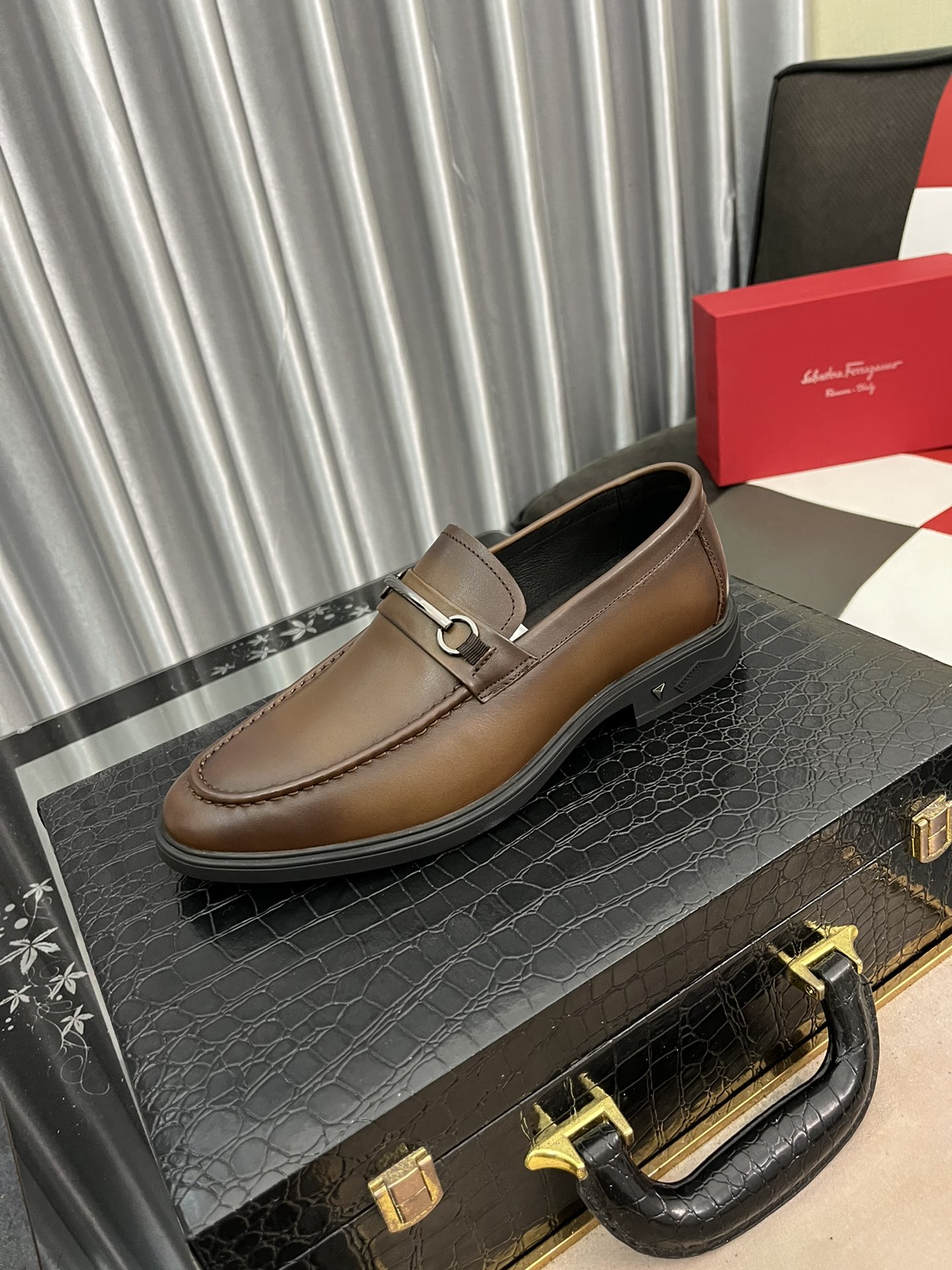 J0  水染牛里 菲拉格慕Ferragamo休闲商务皮鞋，鞋面进口小牛皮，五金扣完美无可挑剔，质感十足，内里进口水染牛皮，进口高密度原版大底，细节完美，震撼发售，