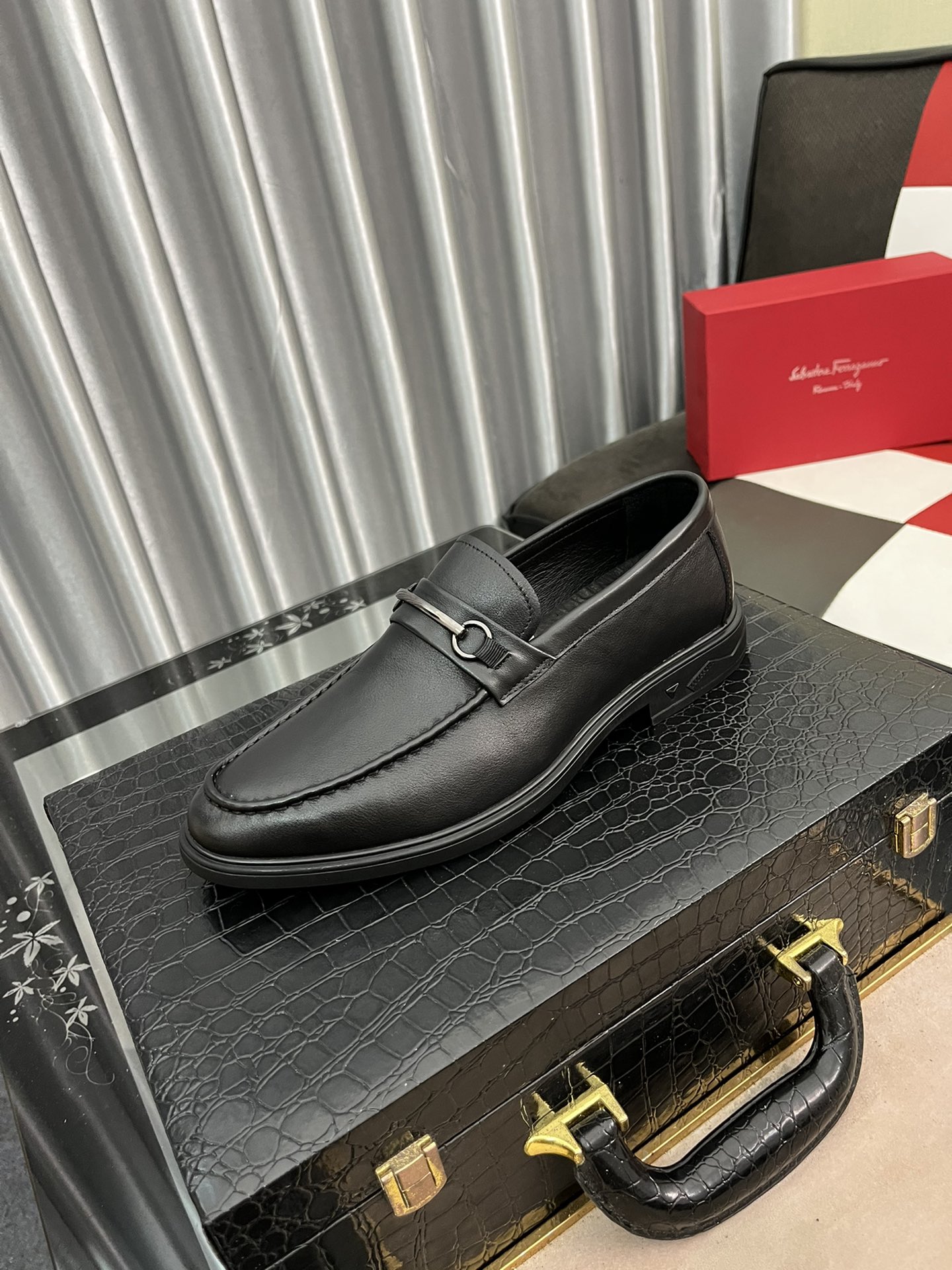 J0  水染牛里 菲拉格慕Ferragamo休闲商务皮鞋，鞋面进口小牛皮，五金扣完美无可挑剔，质感十足，内里进口水染牛皮，进口高密度原版大底，细节完美，震撼发售，