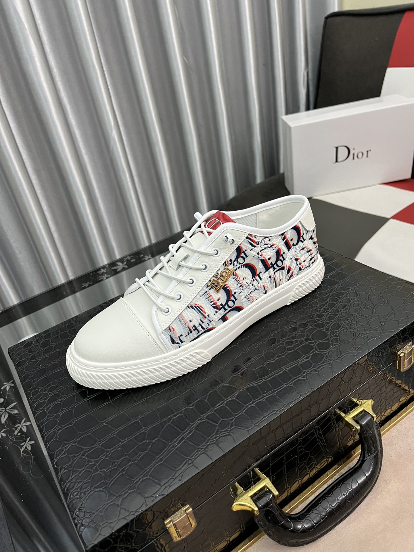 I0  迪奥男士经典休闲鞋，原单品质💯鞋面采用意大利进口牛皮➕透气内里，做工精细，高端大气。有时尚典范造型。橡胶耐磨防滑大底。