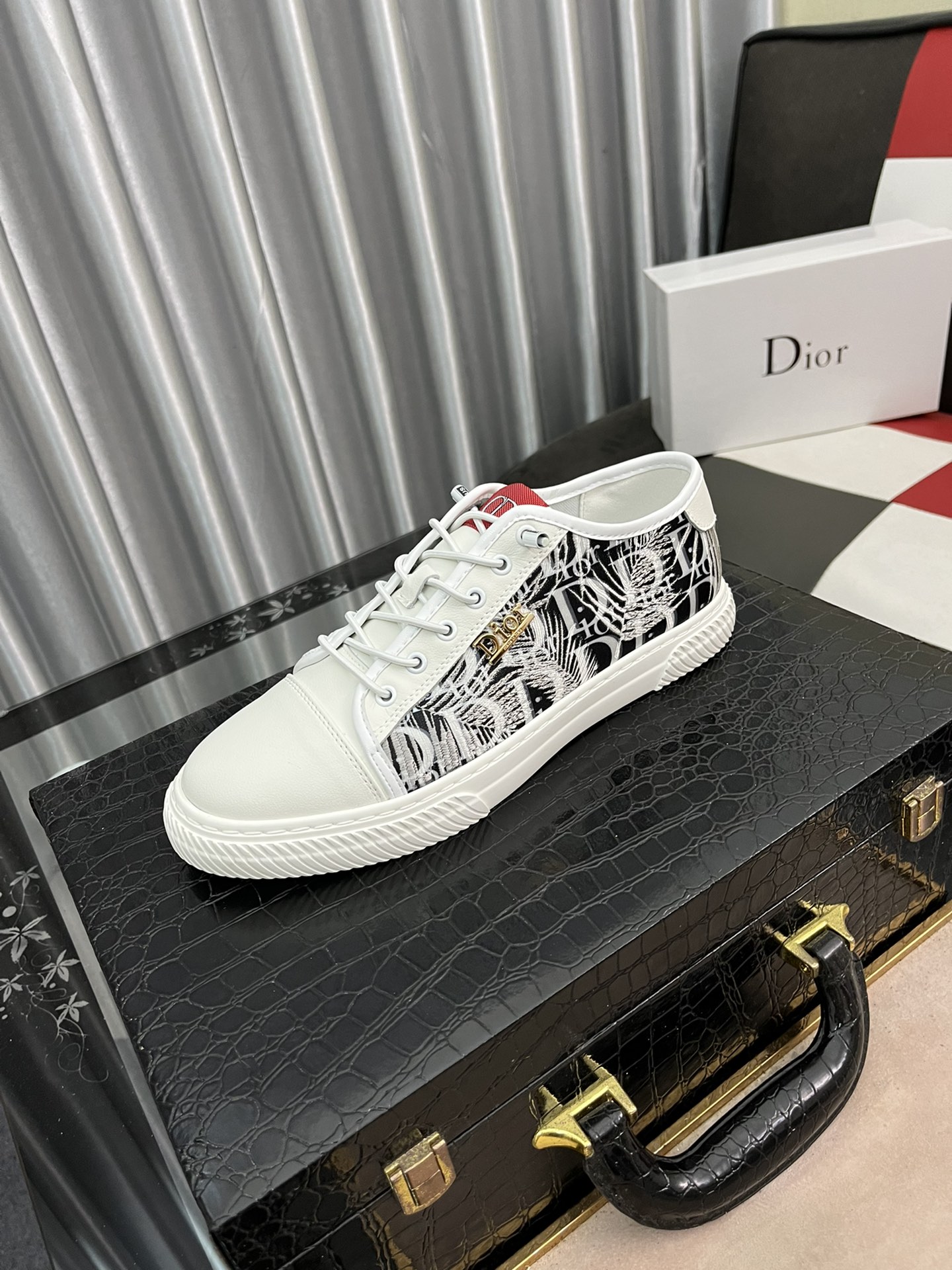 I0  迪奥男士经典休闲鞋，原单品质💯鞋面采用意大利进口牛皮➕透气内里，做工精细，高端大气。有时尚典范造型。橡胶耐磨防滑大底。