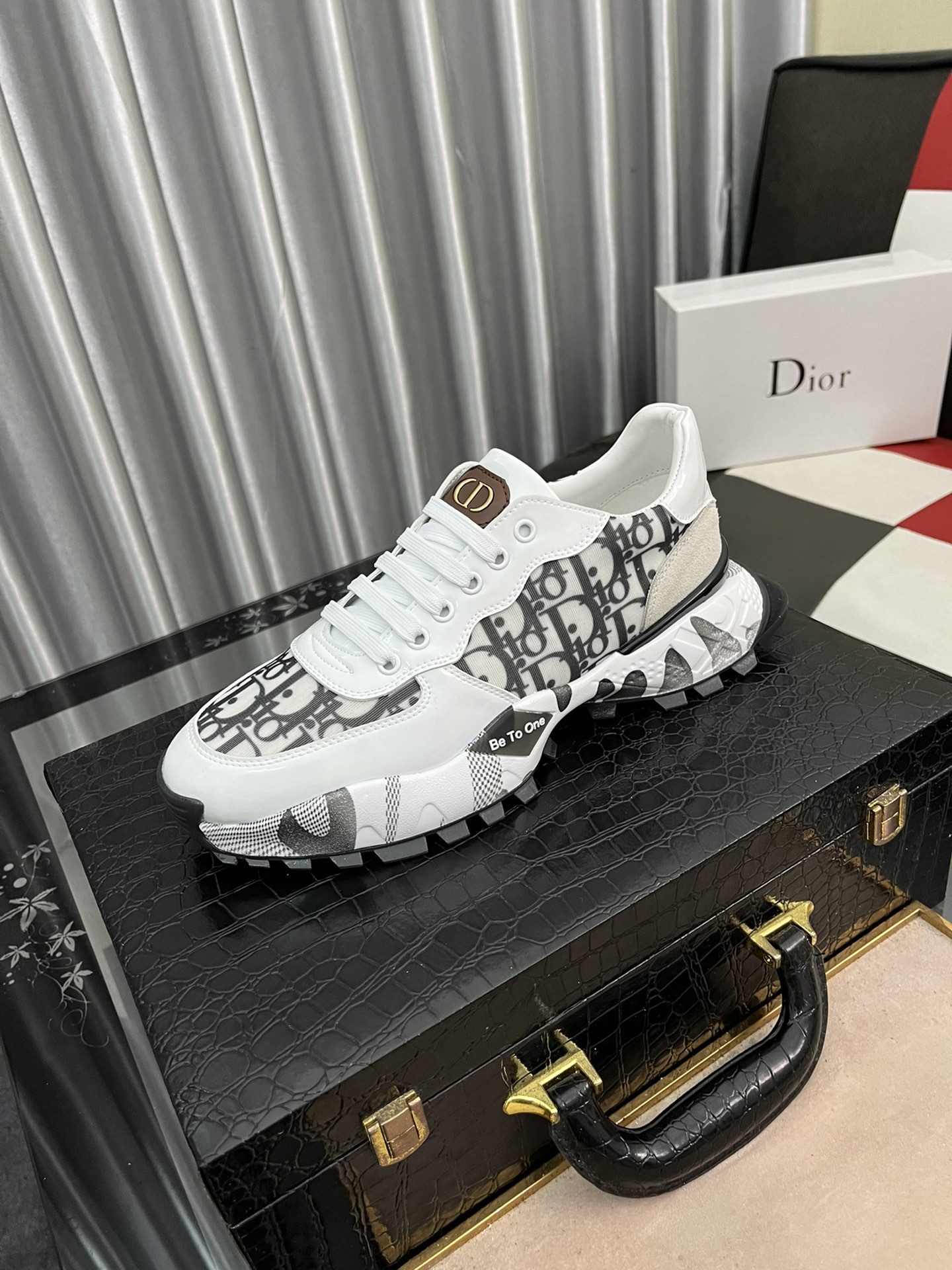 I5  Dior迪奥 香港专柜休闲男鞋上市 官网1:1制作 意大利原版材料 欧美大师设计 完美造型打造专柜品质，纯色橡胶耐磨大底加经典炫头超级百搭也很舒服的。高档不失品味，时尚、新颖绝对的焦点