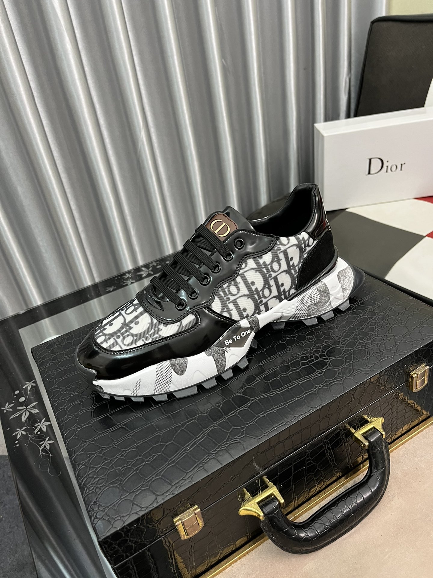 I5  Dior迪奥 香港专柜休闲男鞋上市 官网1:1制作 意大利原版材料 欧美大师设计 完美造型打造专柜品质，纯色橡胶耐磨大底加经典炫头超级百搭也很舒服的。高档不失品味，时尚、新颖绝对的焦点