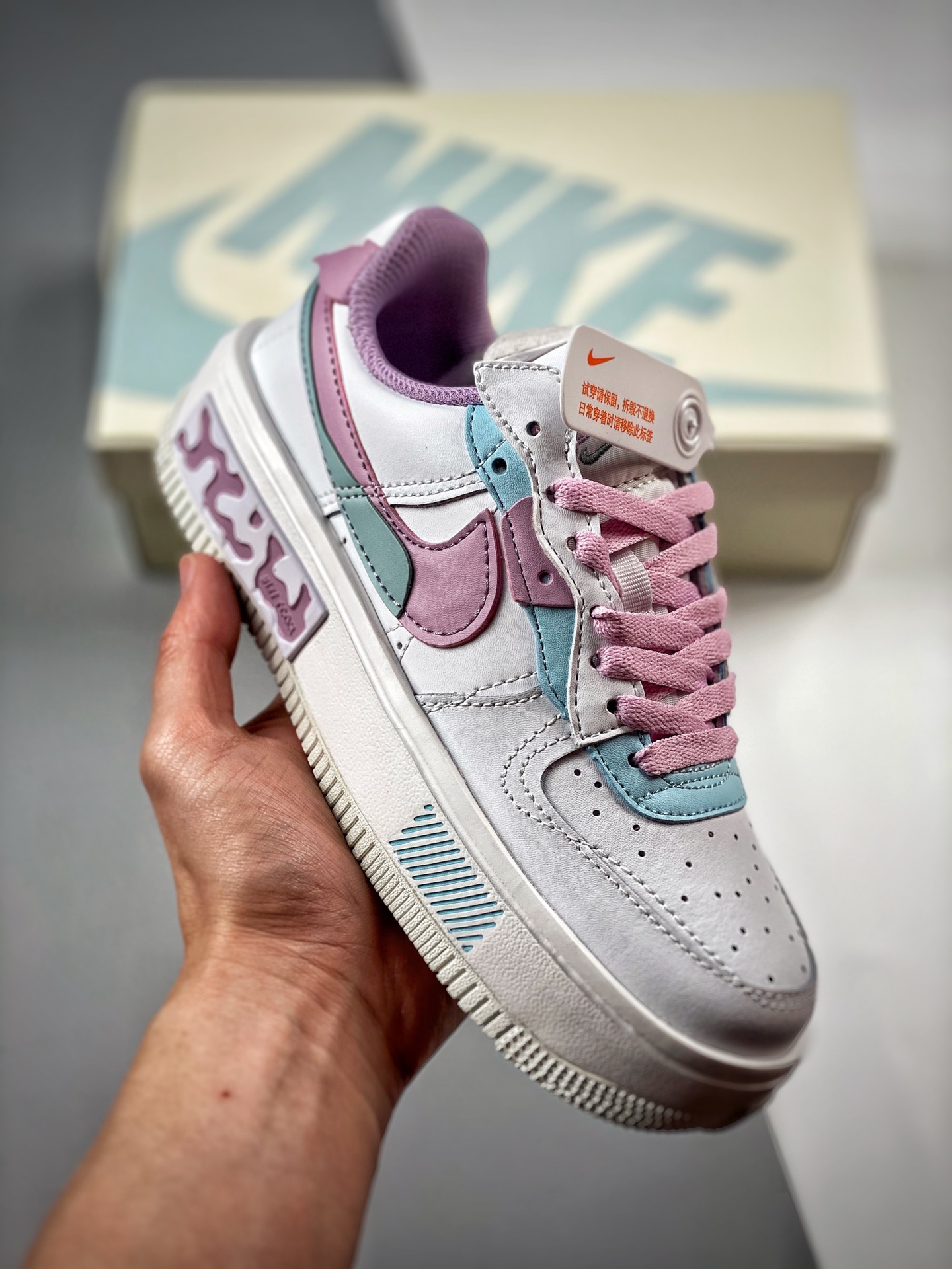 -3 Nike Air Force 1 Fontanka “月色粉” 空军丰塔卡系列 全鞋身纳米材质 摆脱传统空军一贯的厚重感 大底原材modo 鞋底十足的弹力 赋予空军的“踩屎感” 离开地球表面 原楦头原纸板 货号：CW6688-603…