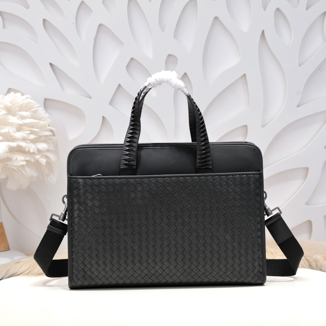 BV-最新款男士公文包😄原单品质 官网同步 采用顶级打腊胎牛皮 手感超赞 专柜原装五金 独特的设计风格 完美至极 细节做