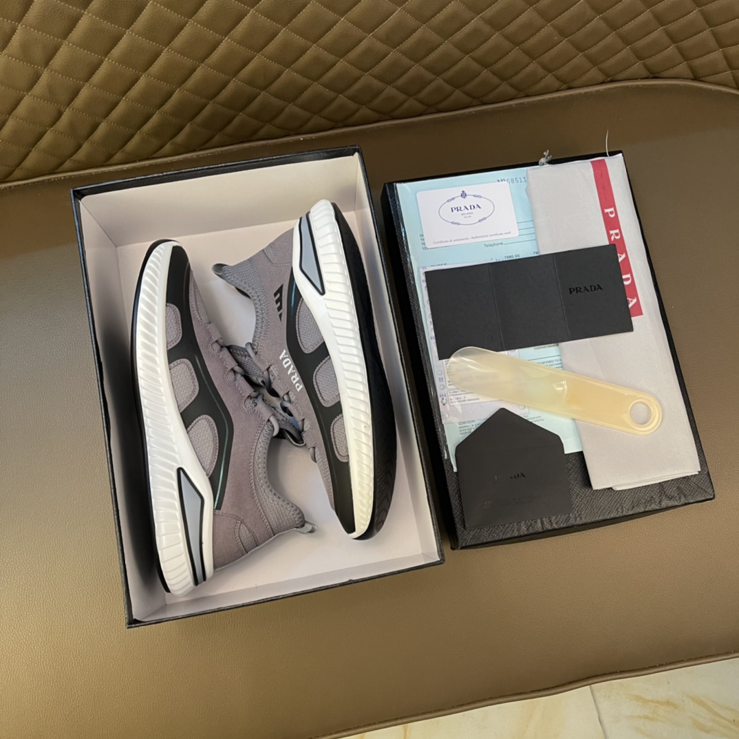 I5    普拉达～独特现代风运动鞋。专柜代购🏃休闲鞋😍😍 男士2022专柜同步发售，意大利进口原版品牌精选头柔软➕特殊材质。 拒绝脱色磨脚鞋底：原厂特供原版底，😍 超酷😍 法国懒人风格设计 ⚠️ 懒人套脚套脚 原单品质 超舒服原版底 。 适合户外司机驾车完美🚗🚗 ，男鞋