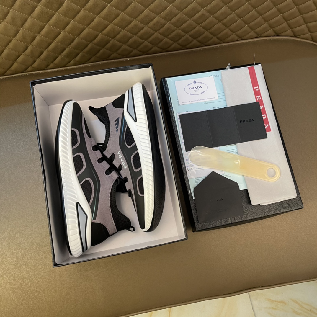 I5    普拉达～独特现代风运动鞋。专柜代购🏃休闲鞋😍😍 男士2022专柜同步发售，意大利进口原版品牌精选头柔软➕特殊材质。 拒绝脱色磨脚鞋底：原厂特供原版底，😍 超酷😍 法国懒人风格设计 ⚠️ 懒人套脚套脚 原单品质 超舒服原版底 。 适合户外司机驾车完美🚗🚗 ，男鞋