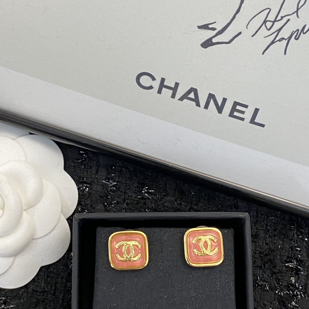 ❤️85包邮/原单代购级别
编码E982   
🛍香奈儿 小香耳钉热销款火爆上新❣
🛍同步专柜‼️独家高端品质实拍图‼️代购级别‼️做工精致细腻👍重工版本😎超级仙女唯美的一款🧐做工超级细心无漏洞🤩媲美zp🌟买到就是赚到❤️