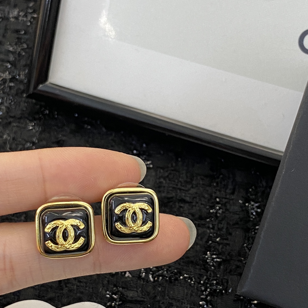 ❤️85包邮/原单代购级别
编码E982   
🛍香奈儿 小香耳钉热销款火爆上新❣
🛍同步专柜‼️独家高端品质实拍图‼️代购级别‼️做工精致细腻👍重工版本😎超级仙女唯美的一款🧐做工超级细心无漏洞🤩媲美zp🌟买到就是赚到❤️